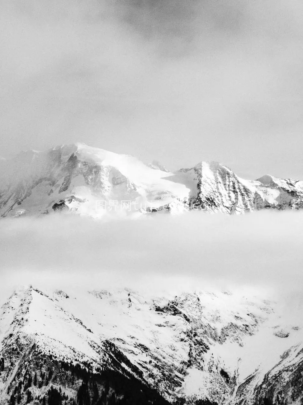 黑白雪山壮丽雾景图片