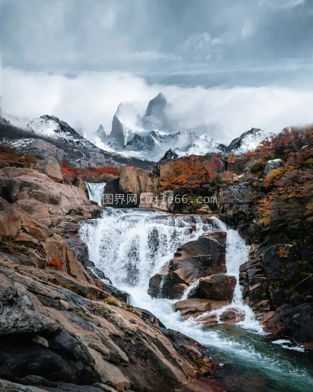 阿根廷El Chaltén瀑布雪山顶风光图片