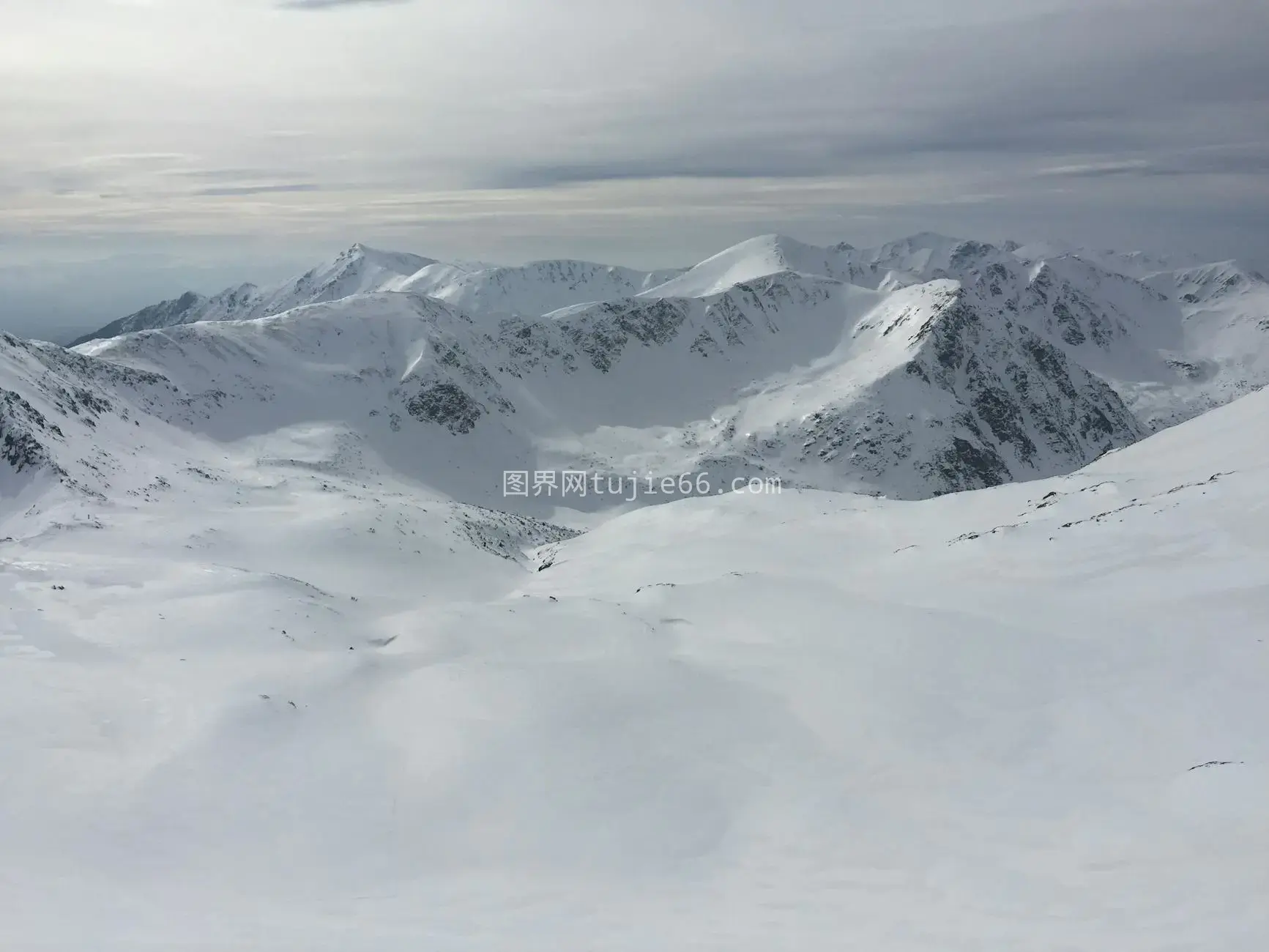 波兰冬季塔特拉雪峰迷人景致图片