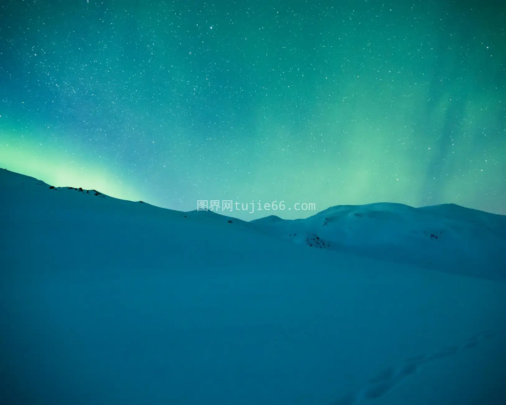 星空雪峰极光映衬壮美夜色图片