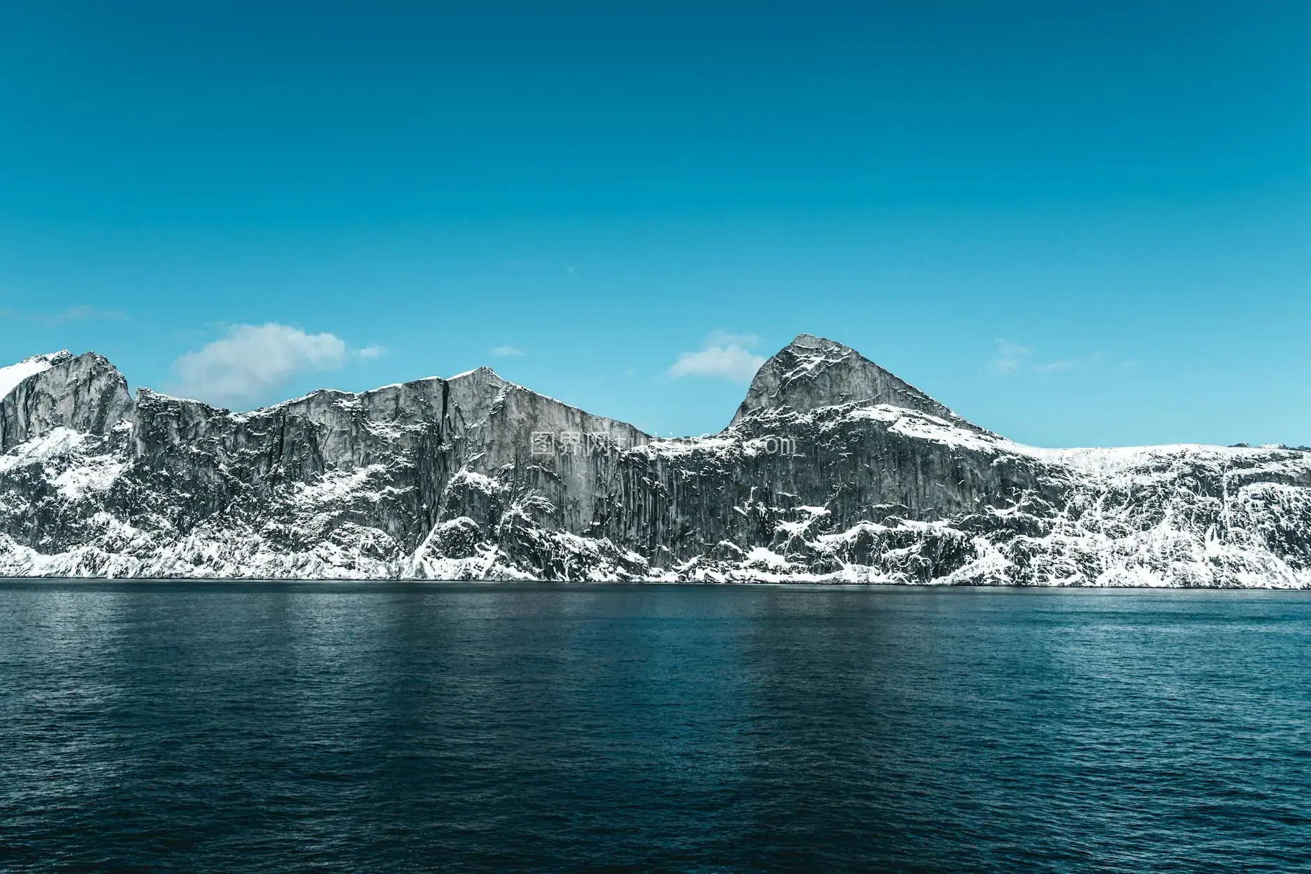 雪山映湖晴空美图片