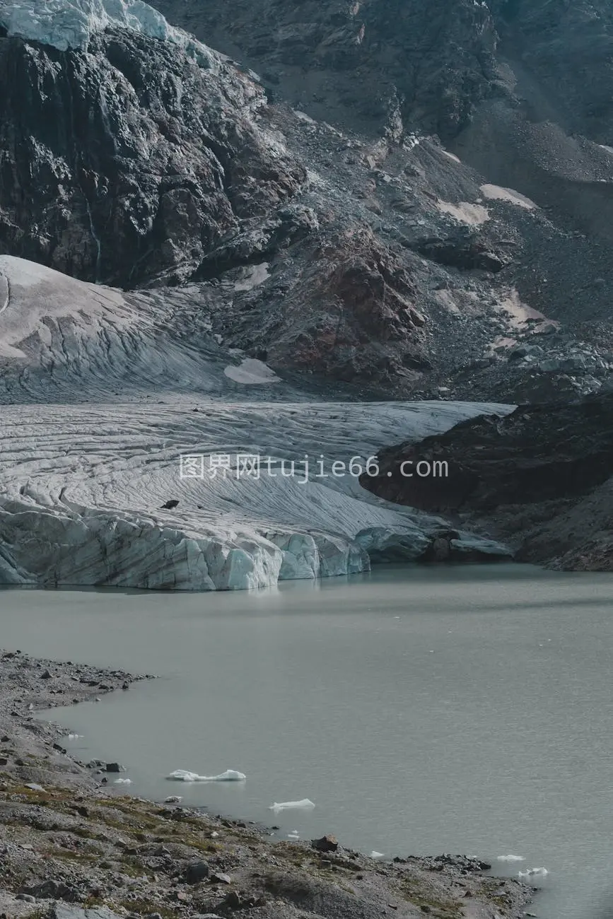 冰川映衬静湖景图片