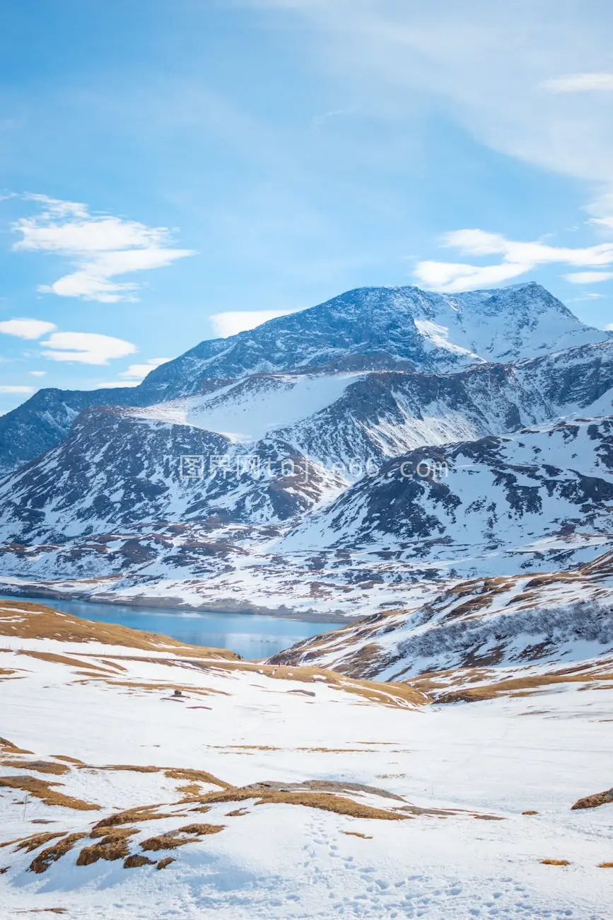 雪山美景映蓝天图片