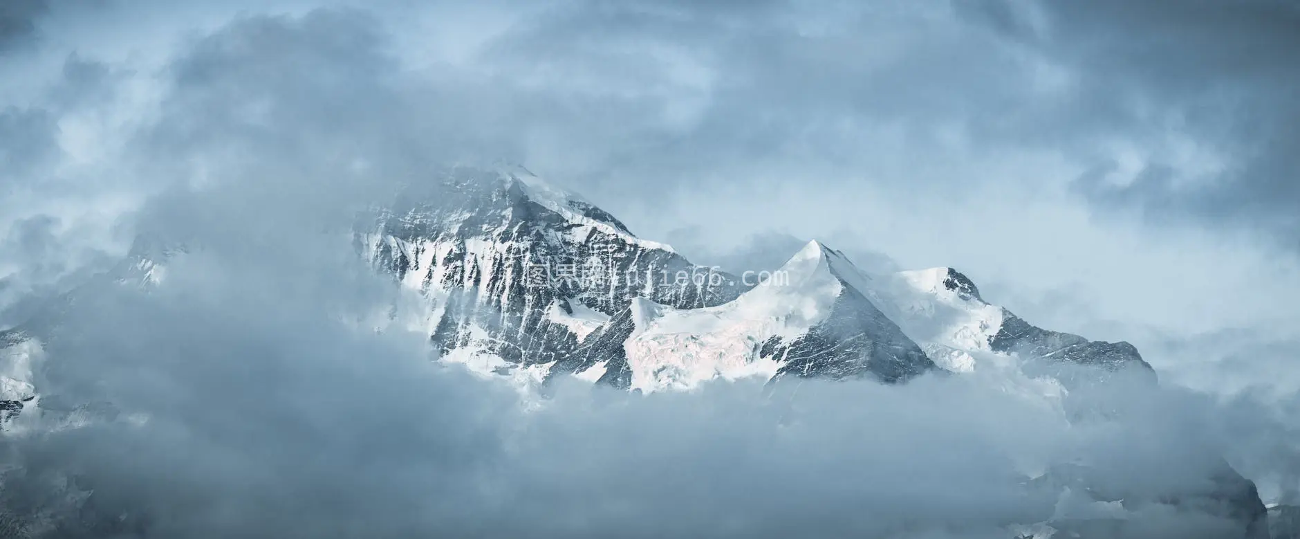 雪山云层冬日宁静图片