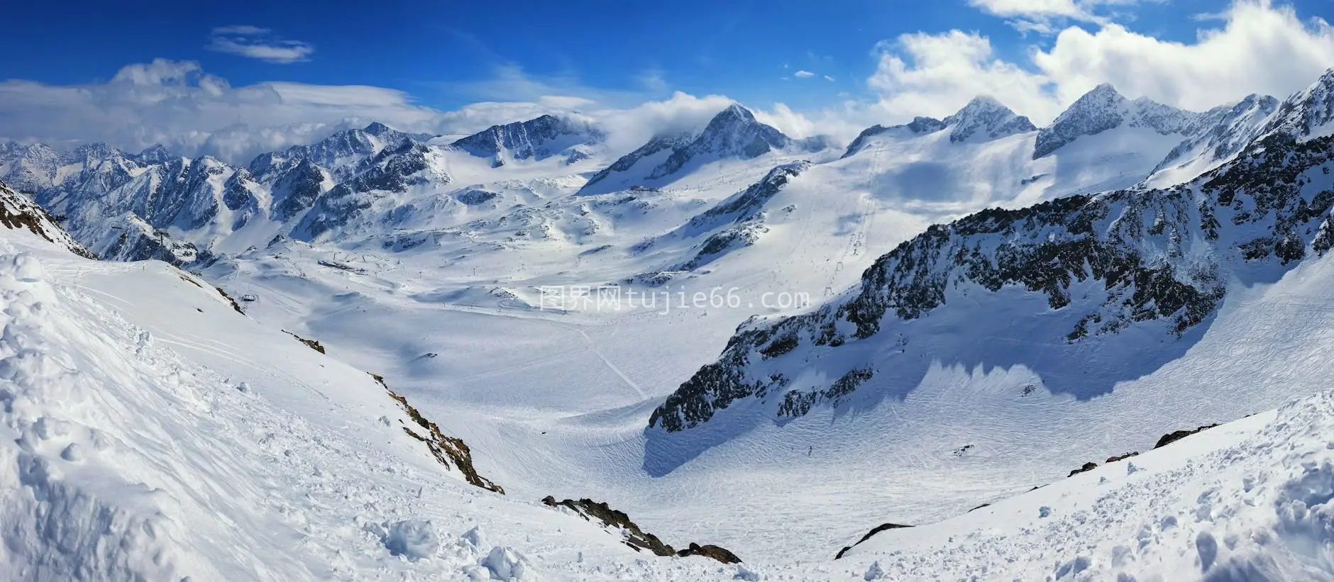 雪山蓝天白云映衬图片