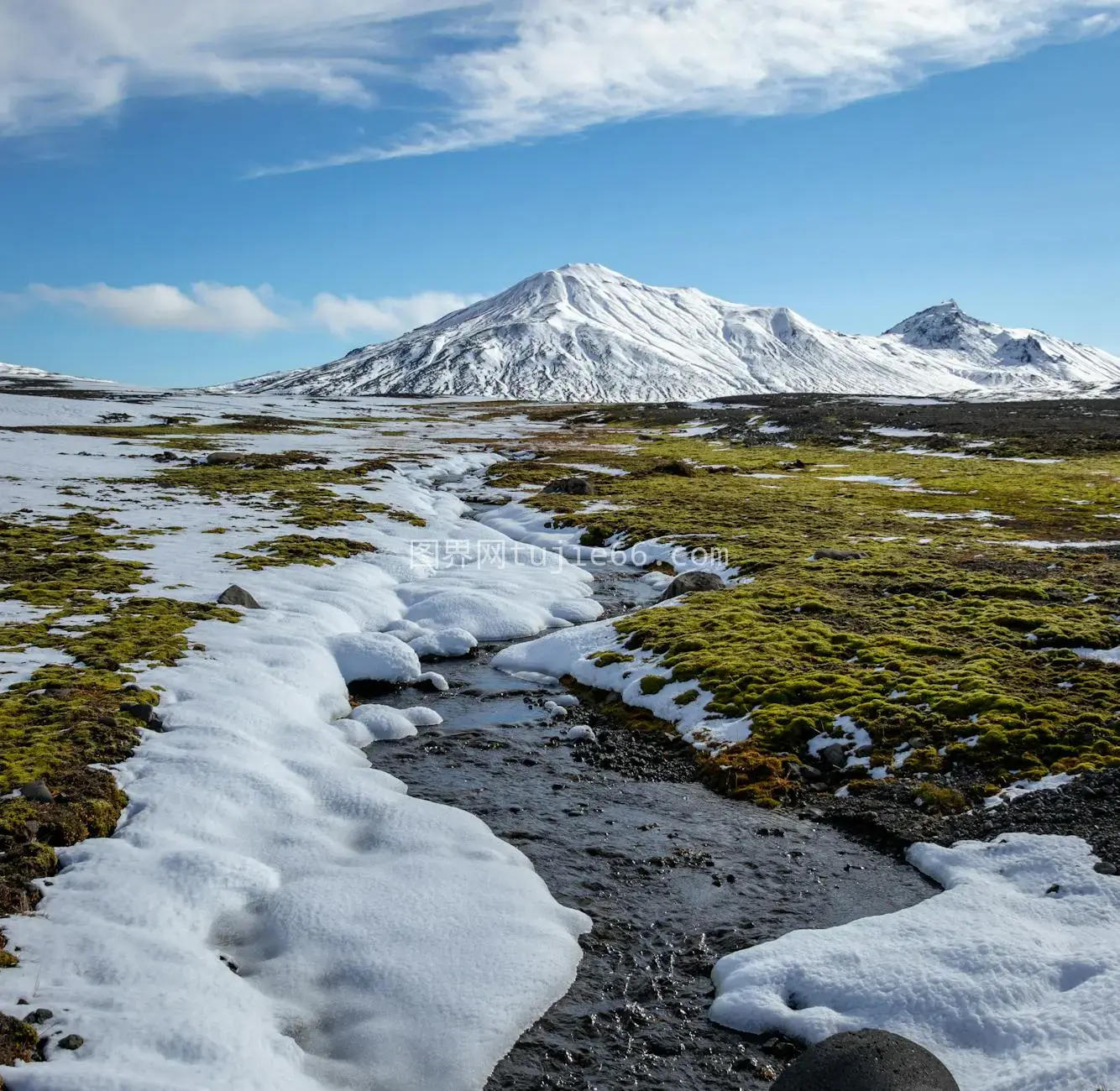 雪山顶流溪蓝天映照图片