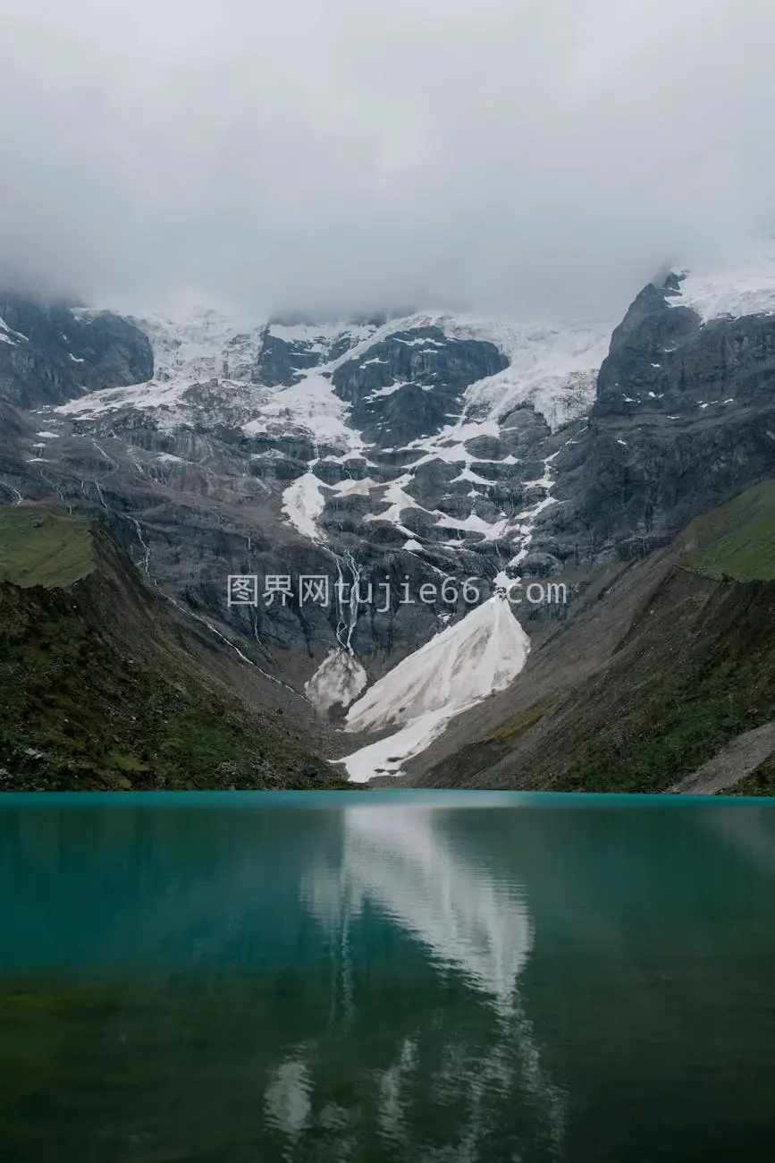 胡马塔伊湖雪山倒影云中秀图片