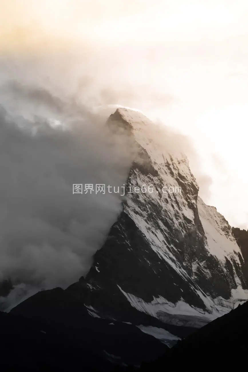 瑞士采尔马特日出Matterhorn雪山壮景图片