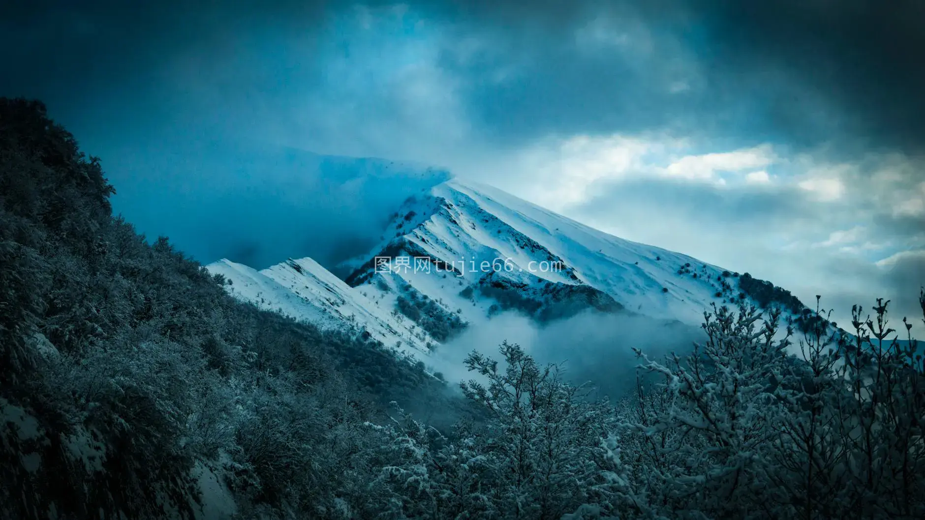 意大利蒙特莫纳科冬季雪山壮丽图片