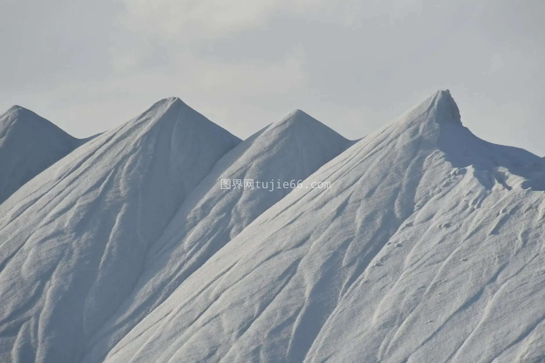 冬季雪峰空中美图片