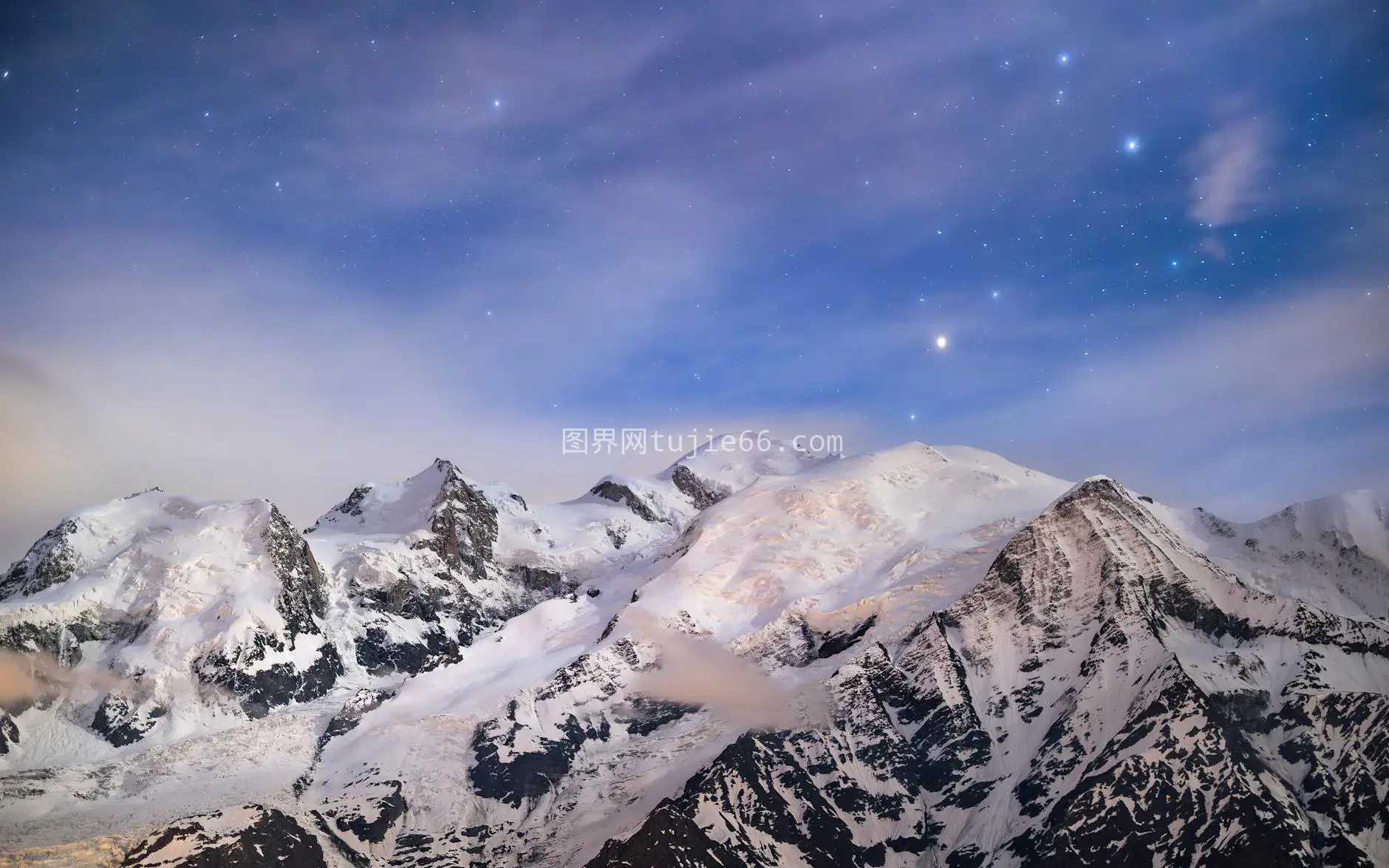 雪峰映星空 冬夜静美图图片