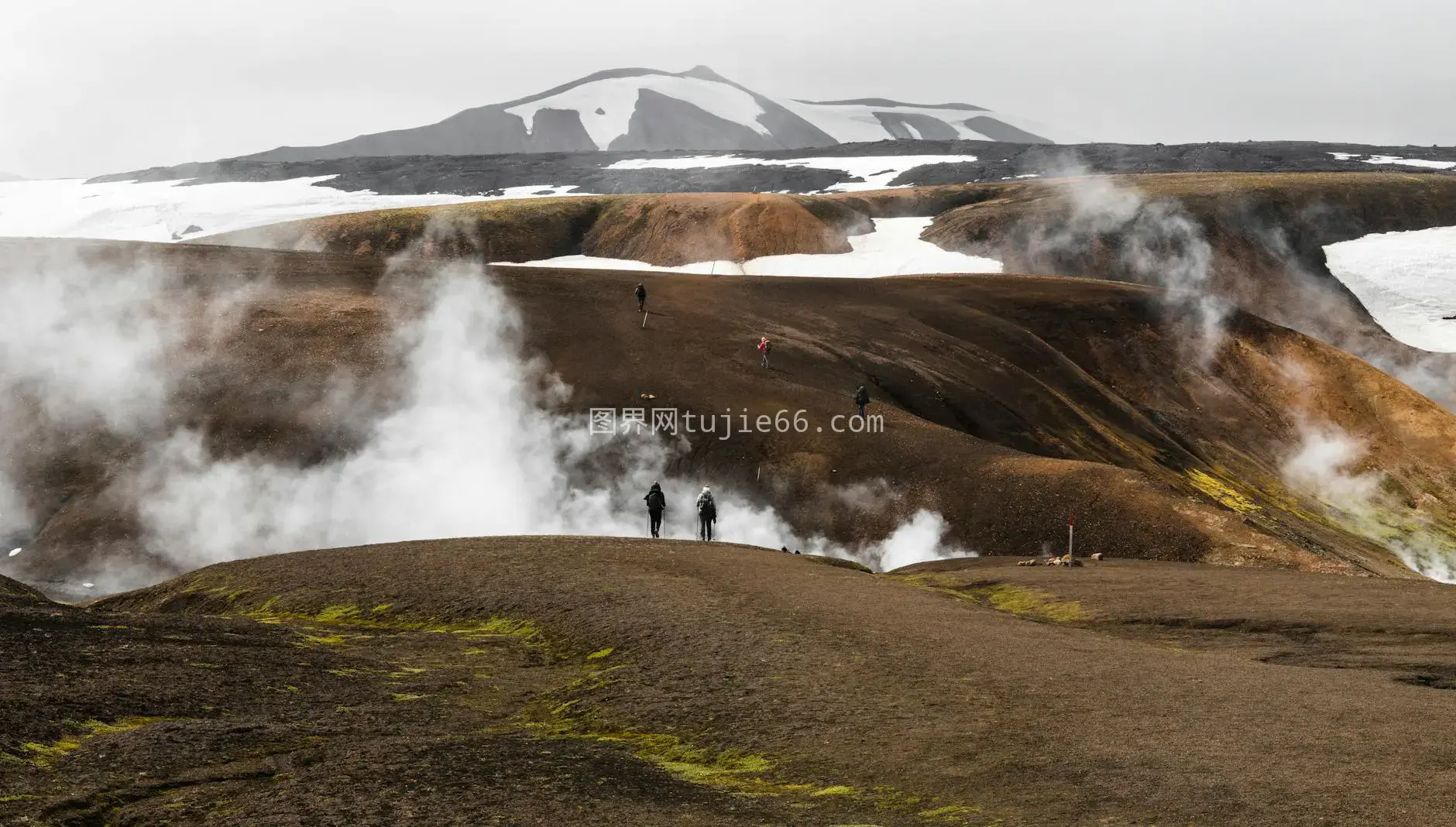 冰岛火山徒步云天映照图片