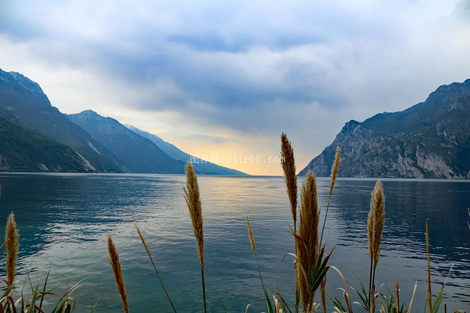 宁静湖山多云景图片