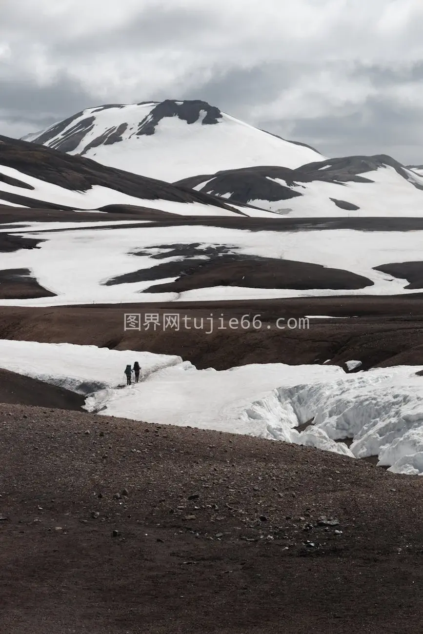 徒步雪山云天路图片