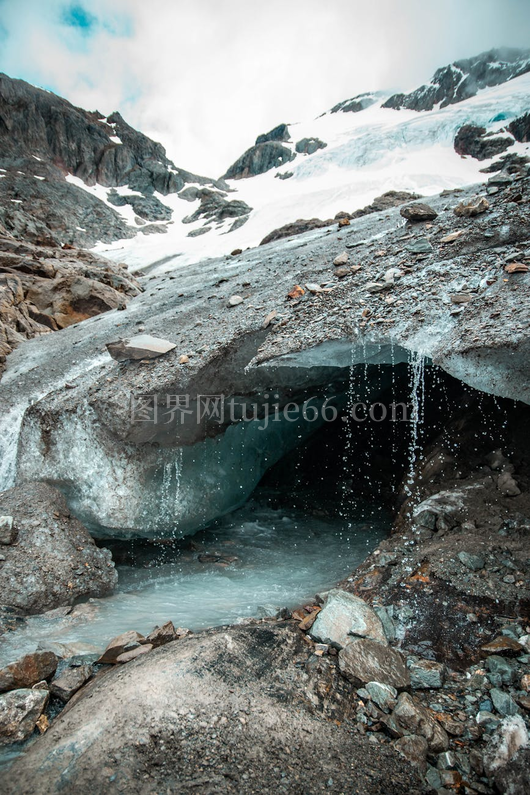 阿根廷乌苏亚冰川洞穴雪融水景