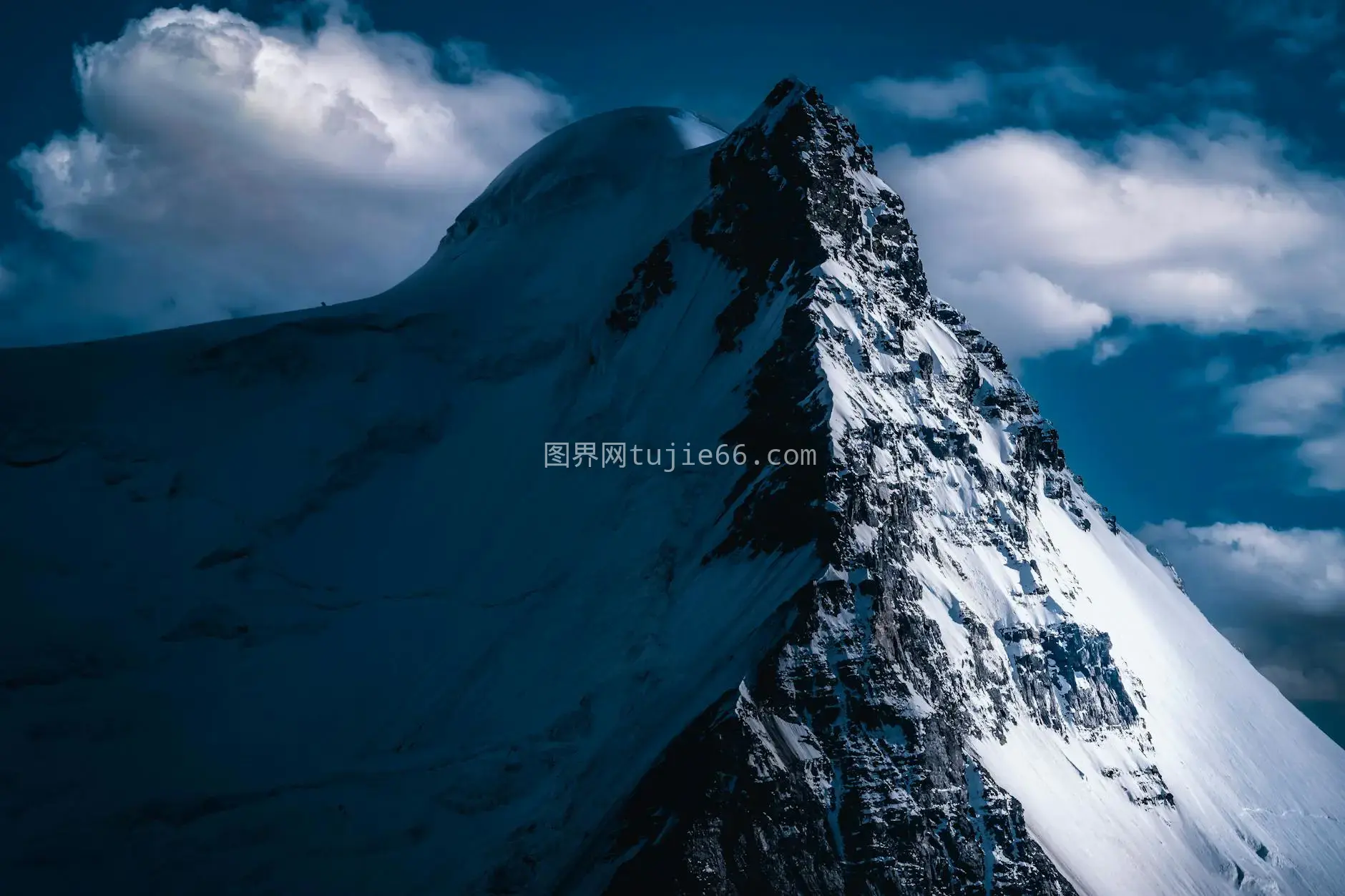 雪山云雾蓝天自然美图片