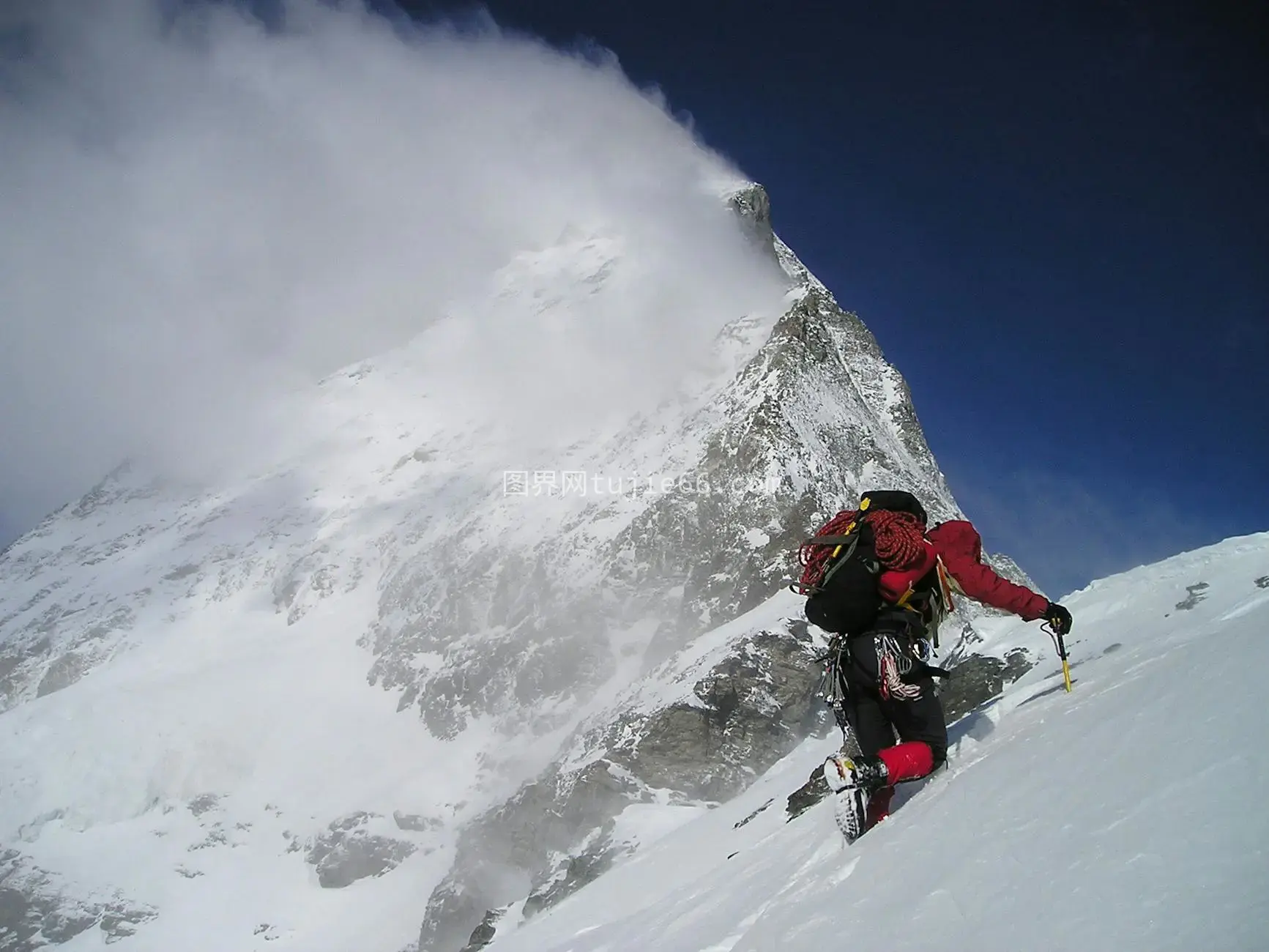 登山者雪山冒险云层映衬图片