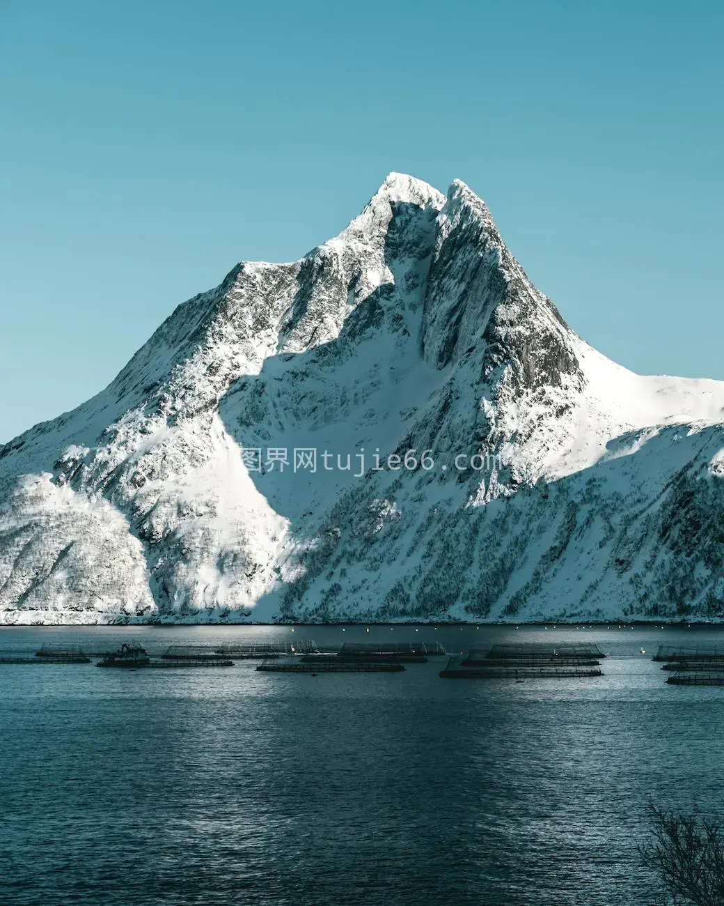 雪山倒映湖面冬天天空美景图片