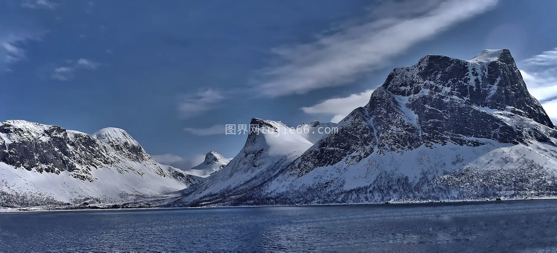 雪山映蓝天 湖泊映美景图片