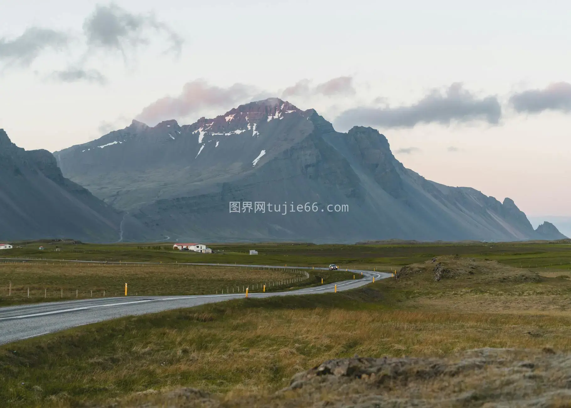 冰岛黄昏蜿蜒路美景图图片