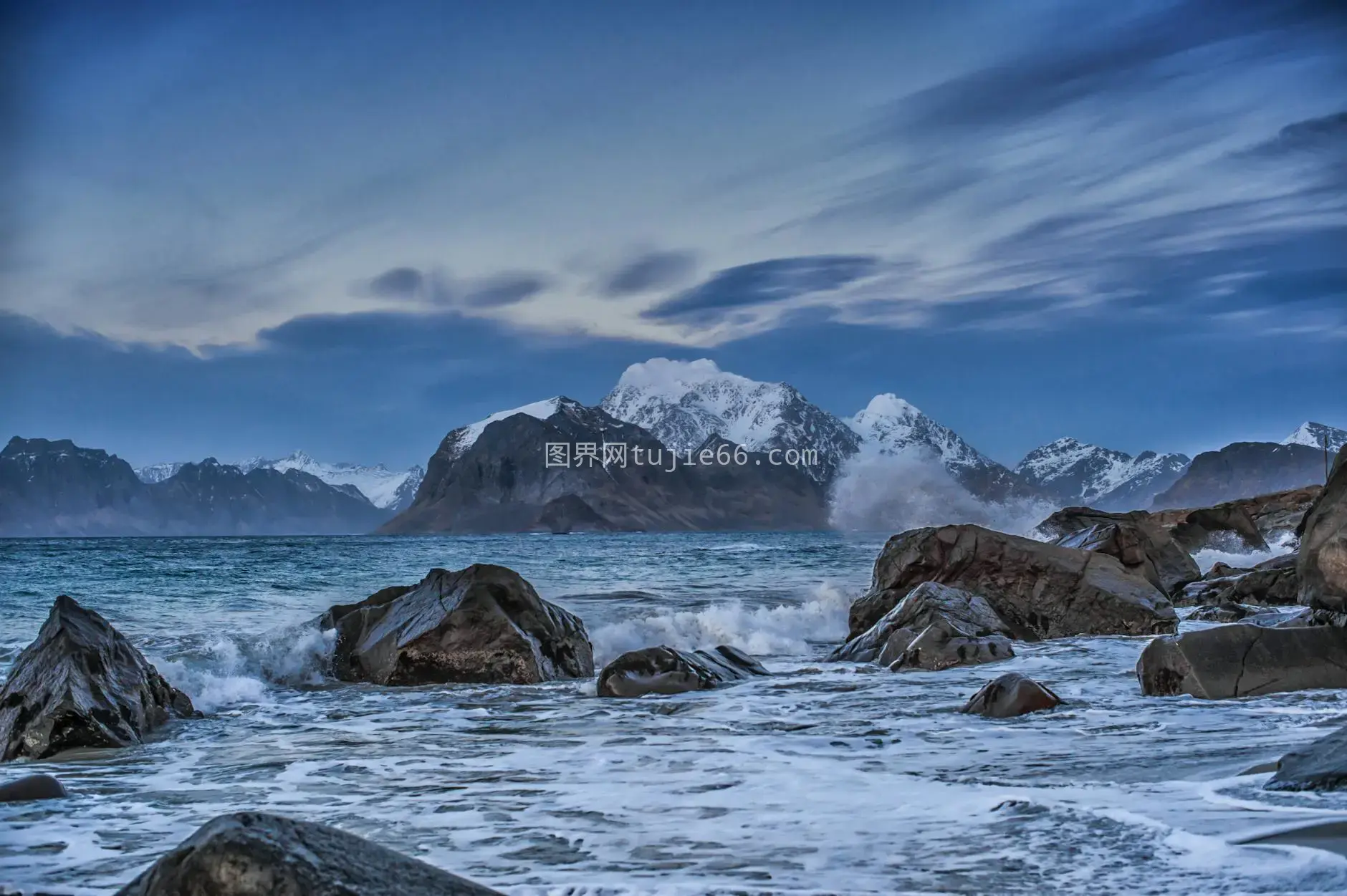 挪威北陆雪帽山峰海岸摄影图片