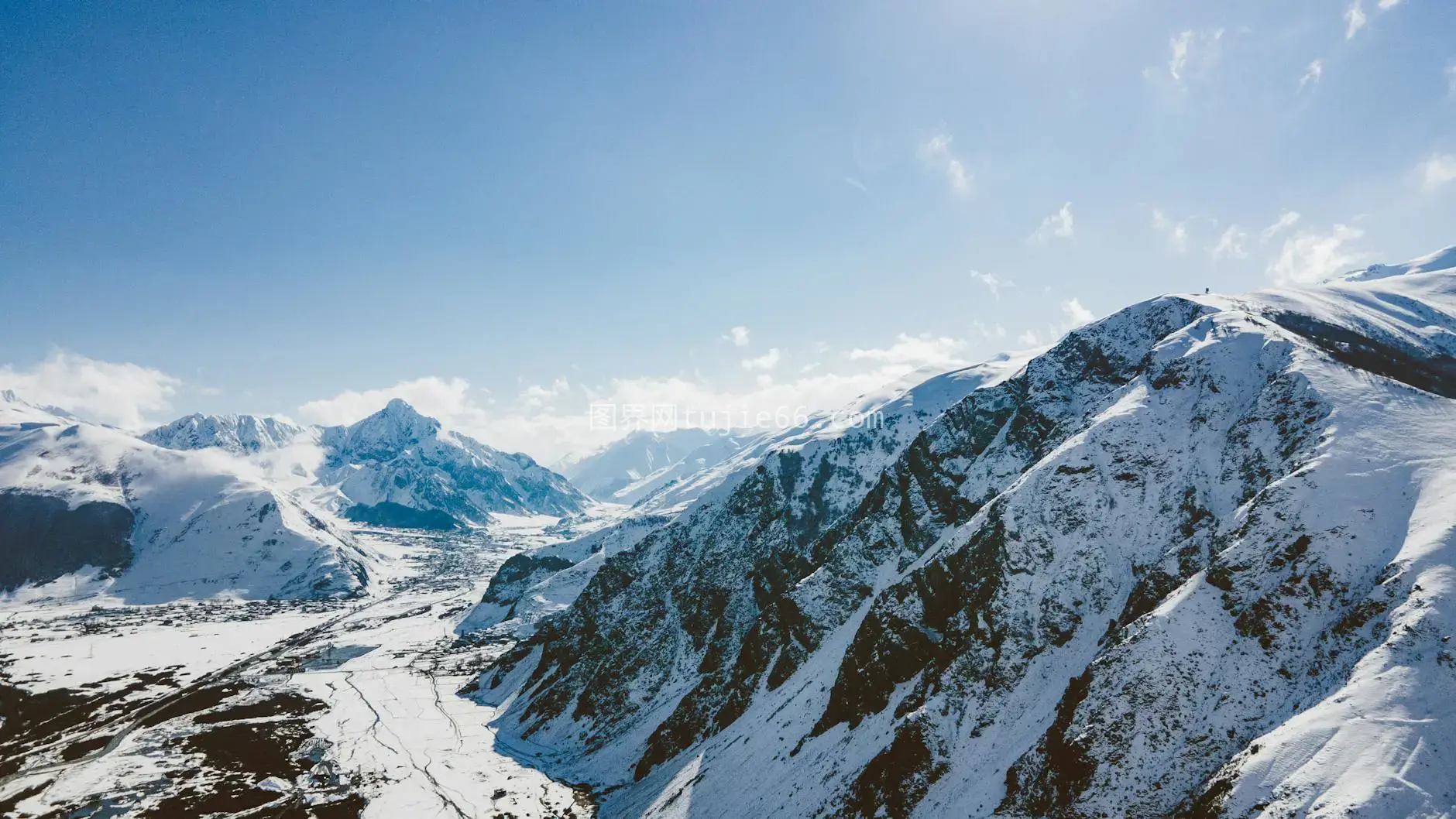 雪山蓝天空中拍摄壮景图片