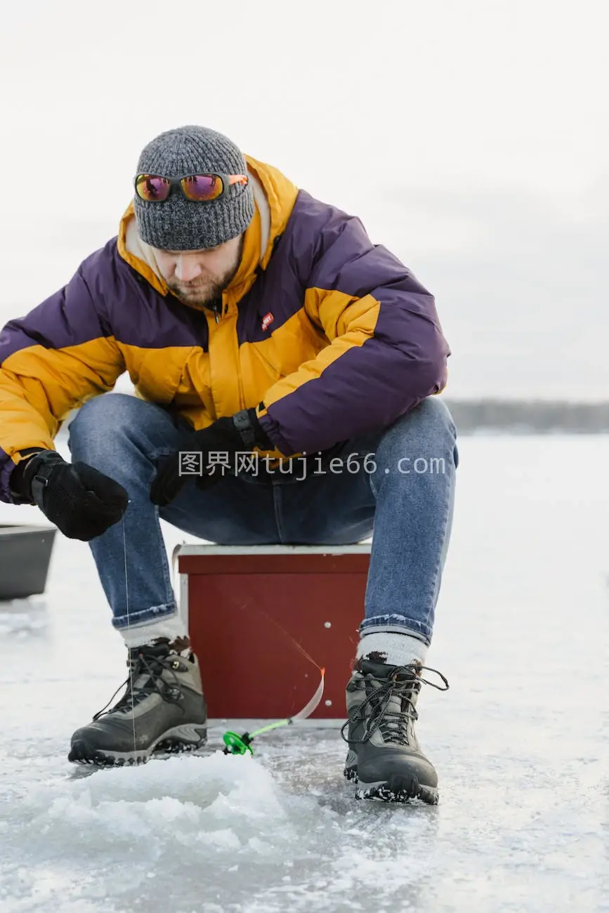 男子冬钓冰湖户外活动图片