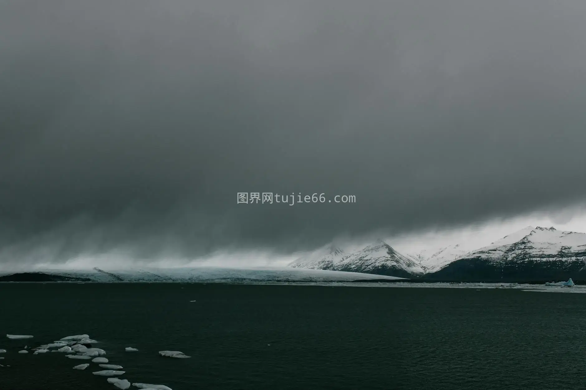 冰岛雪山阴沉冰水图图片