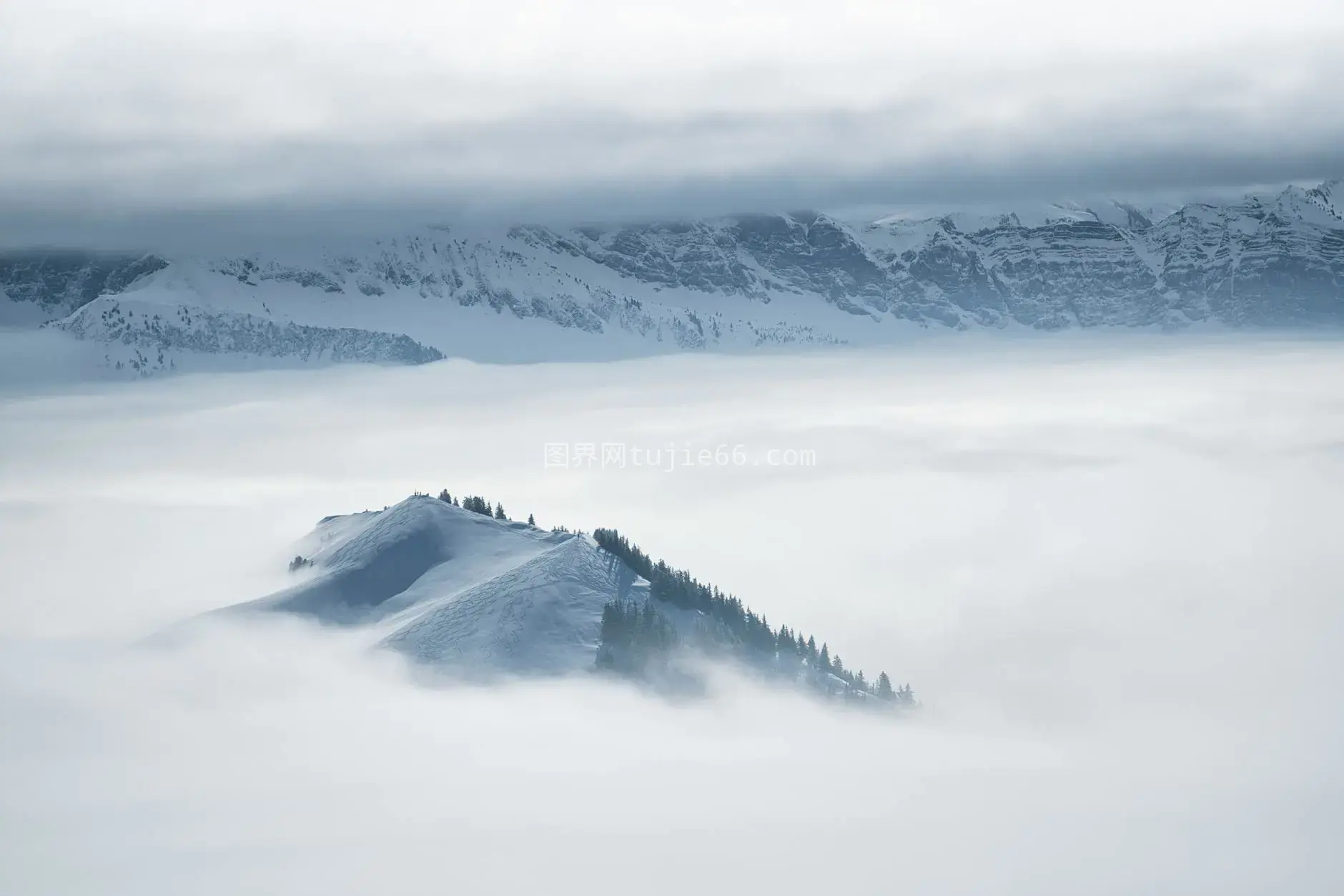 雪山雾绕静冬日图片