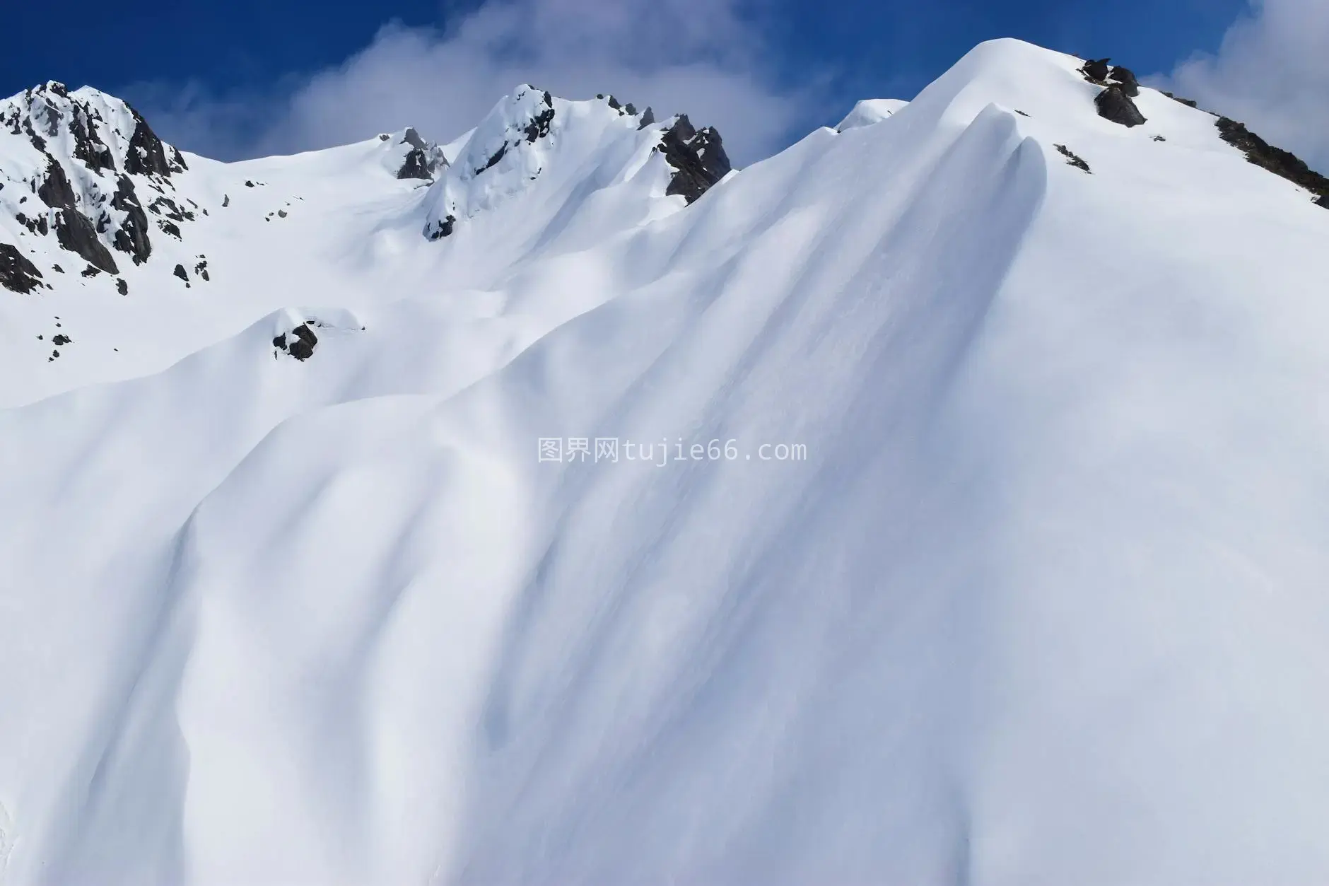 雪峰蓝天宁静美图片