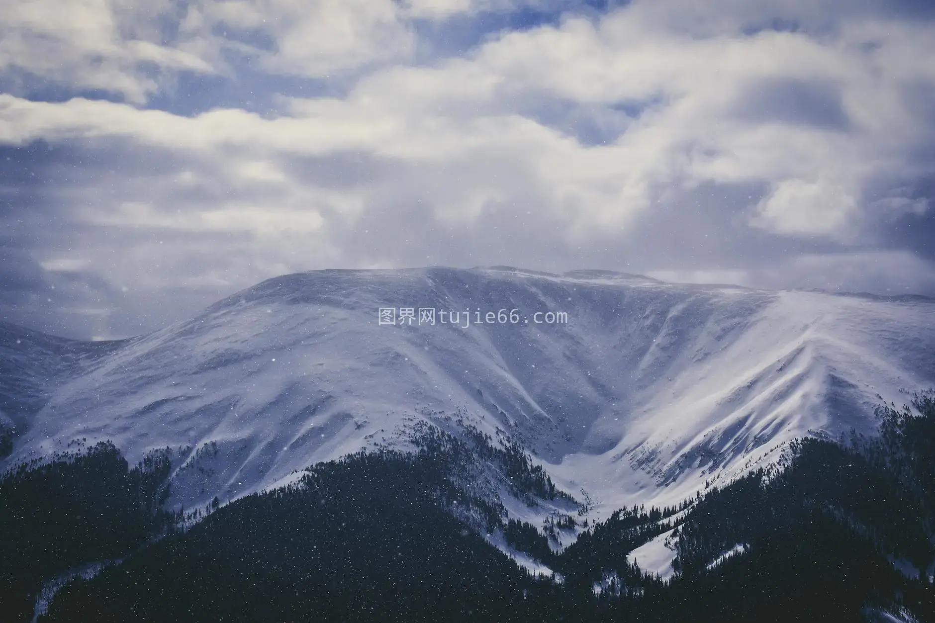 雪山云层冬日宁静图片