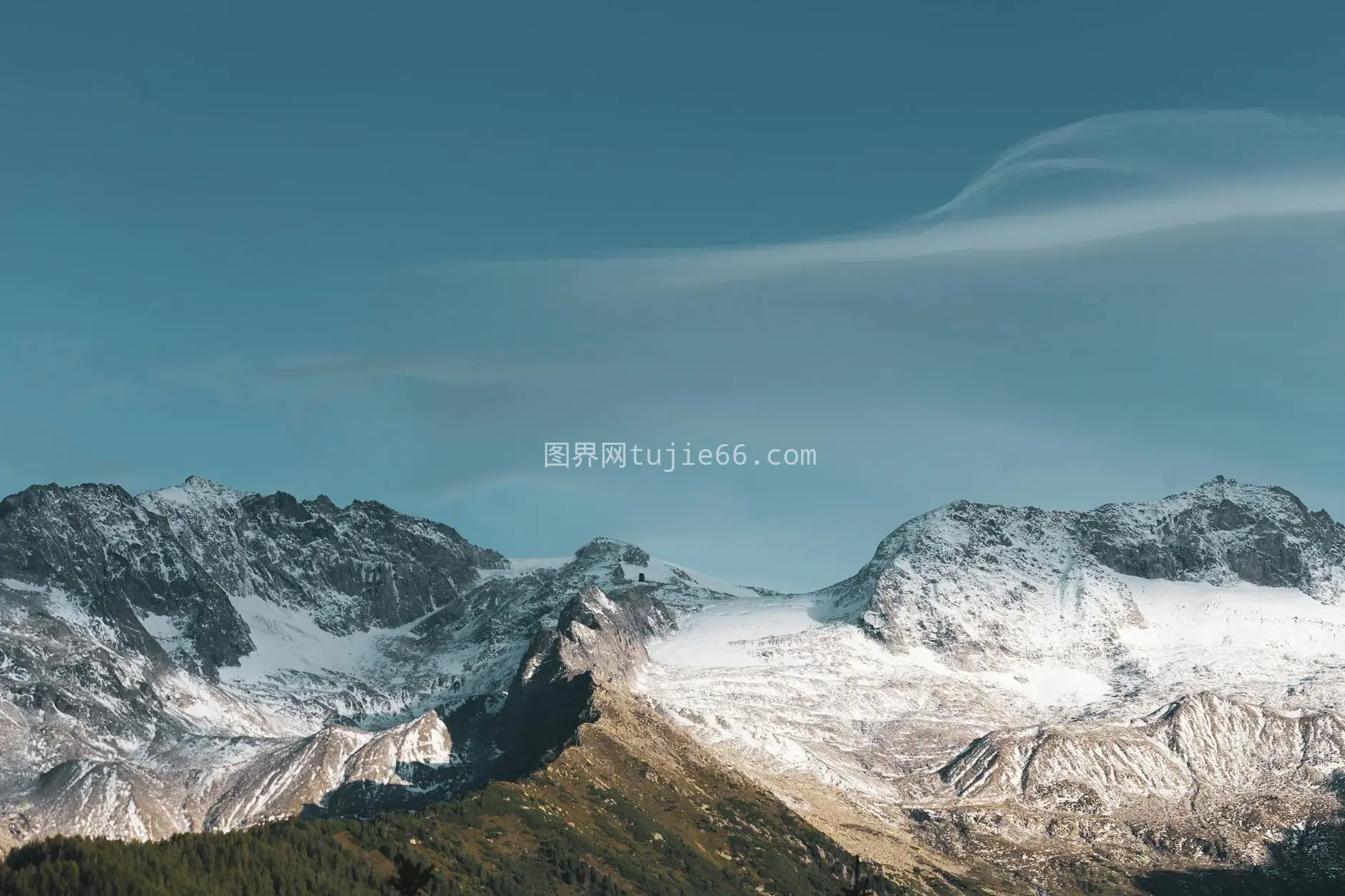 雪山蓝天宁静冬日图片