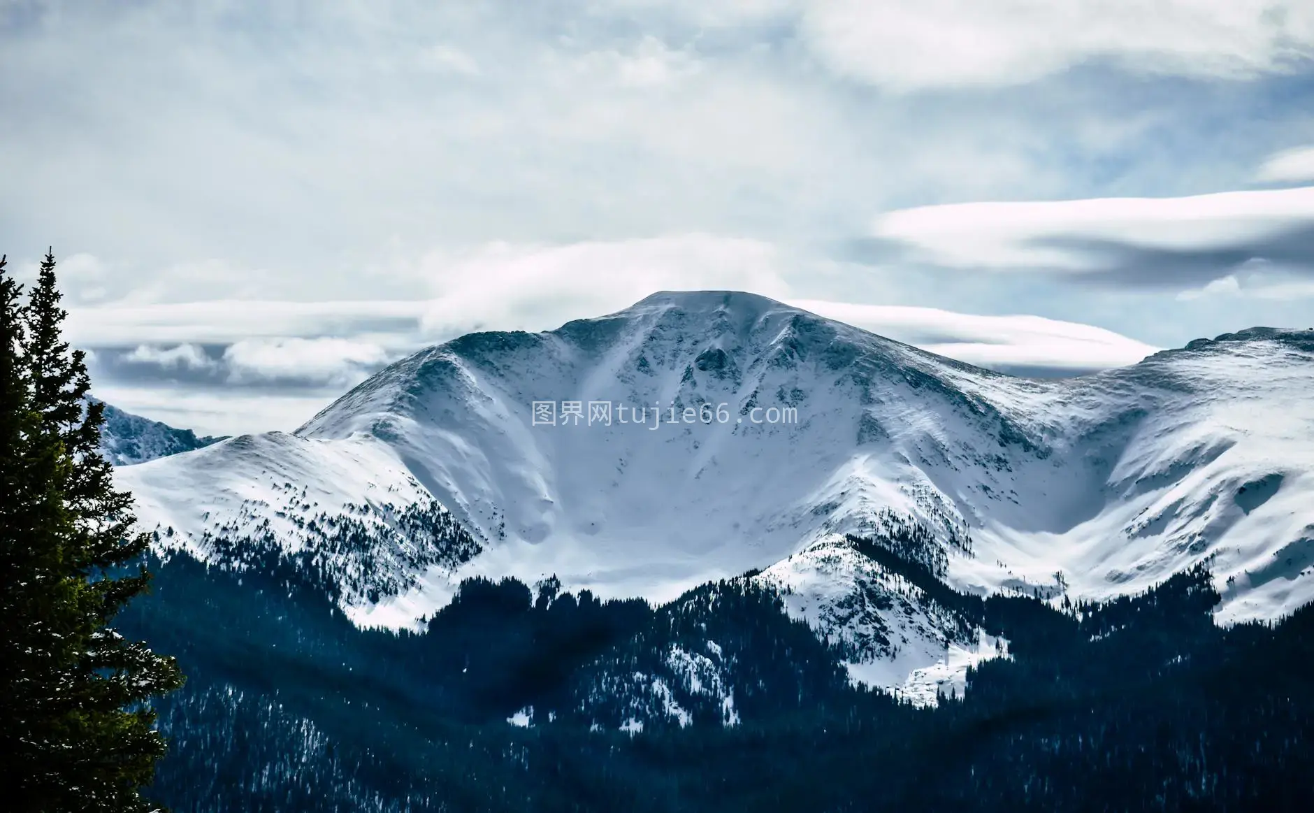 雪山云层冬日美景图片