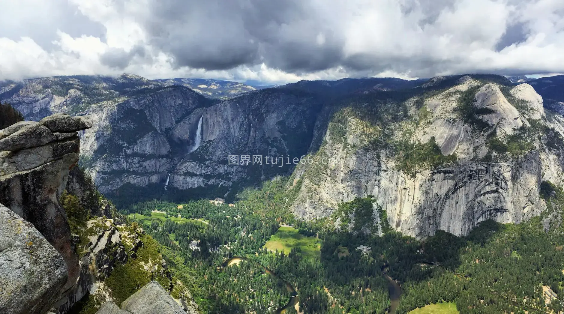 优胜美地山谷云雾缭绕山川树影图片