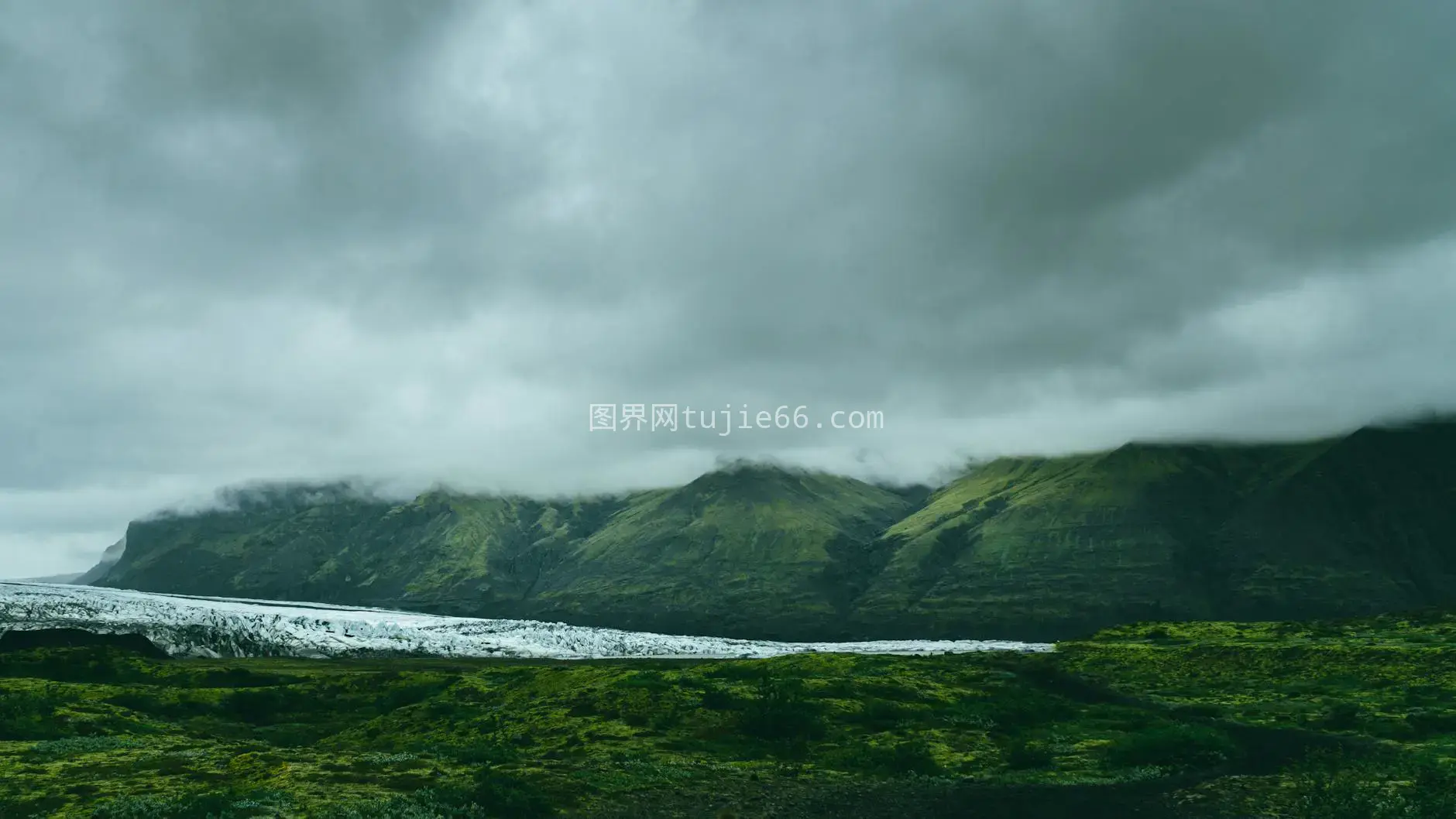 宁静山景多云中冰川隐现图片