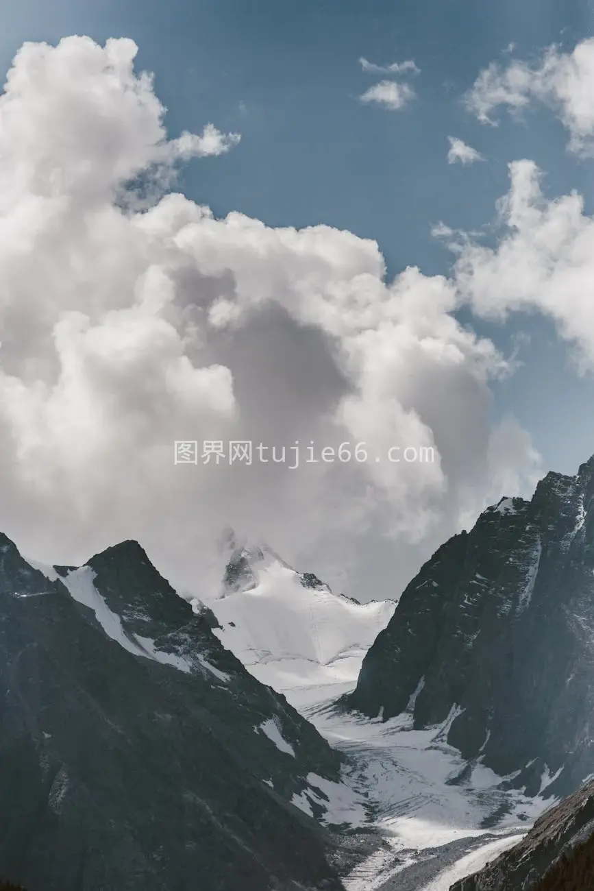 雪山云层风景壮观图片