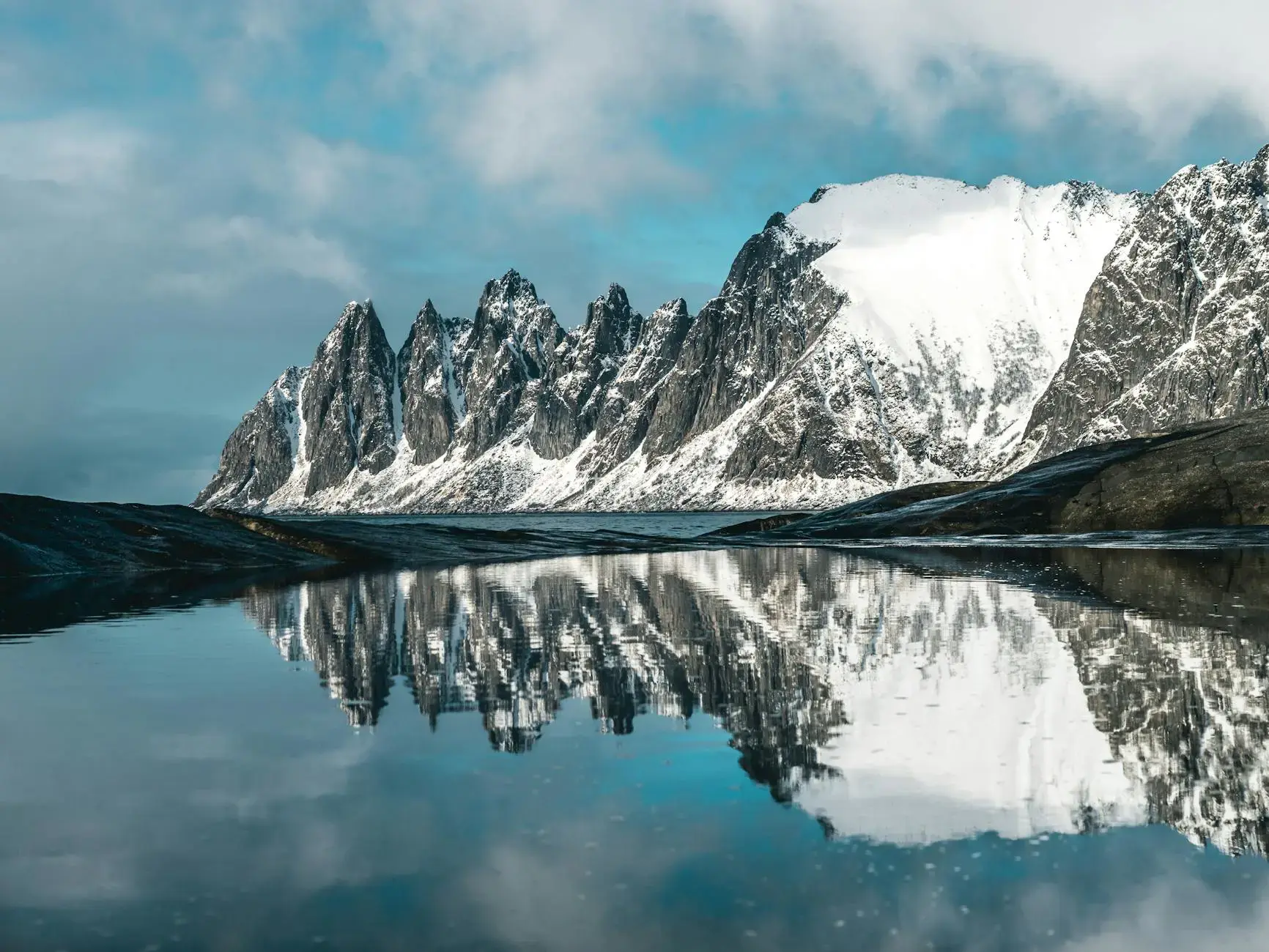 冬日雪山湖面静影图片