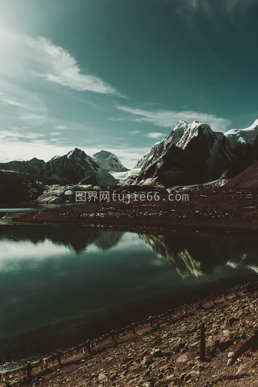 雪山倒影冰川湖天空色彩图片