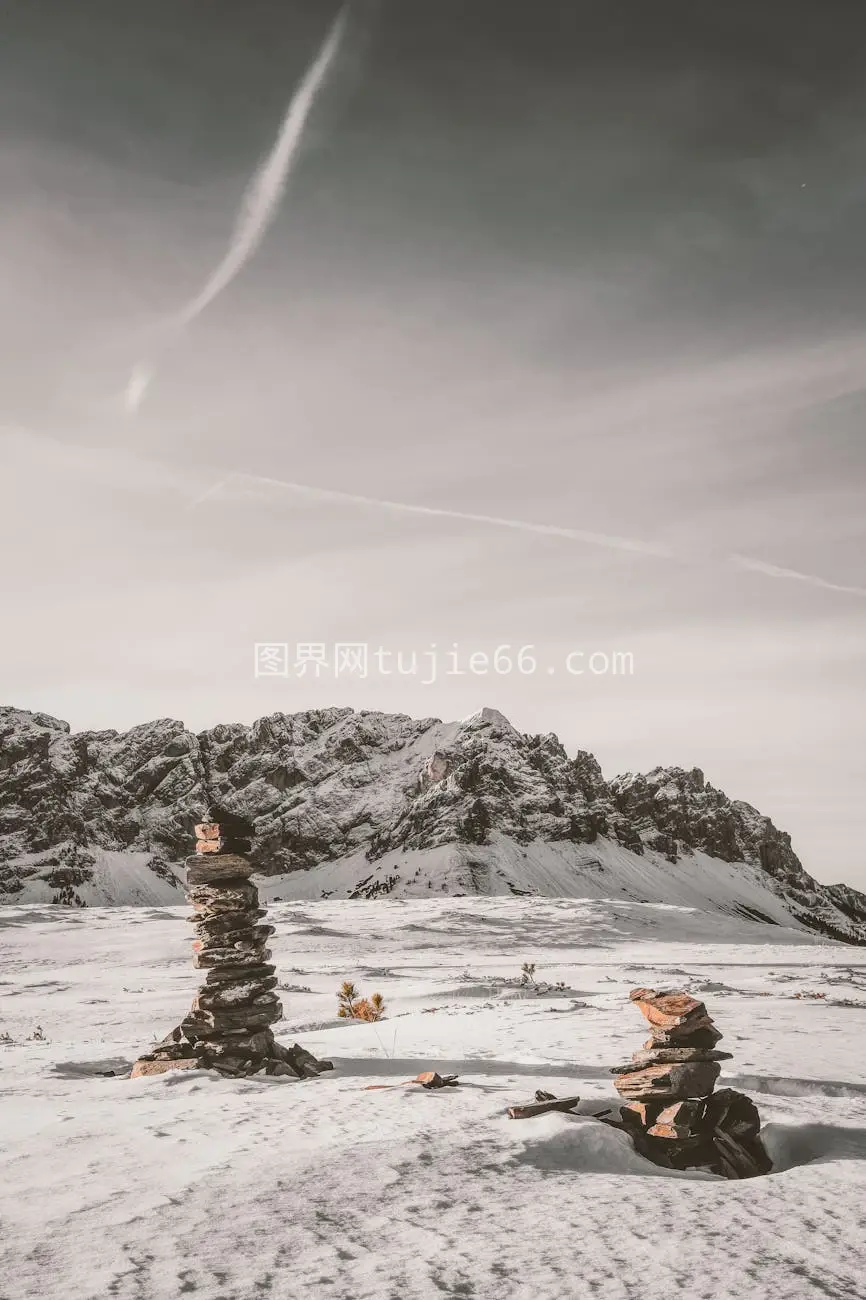 雪地石堆映衬宁静山脉图片