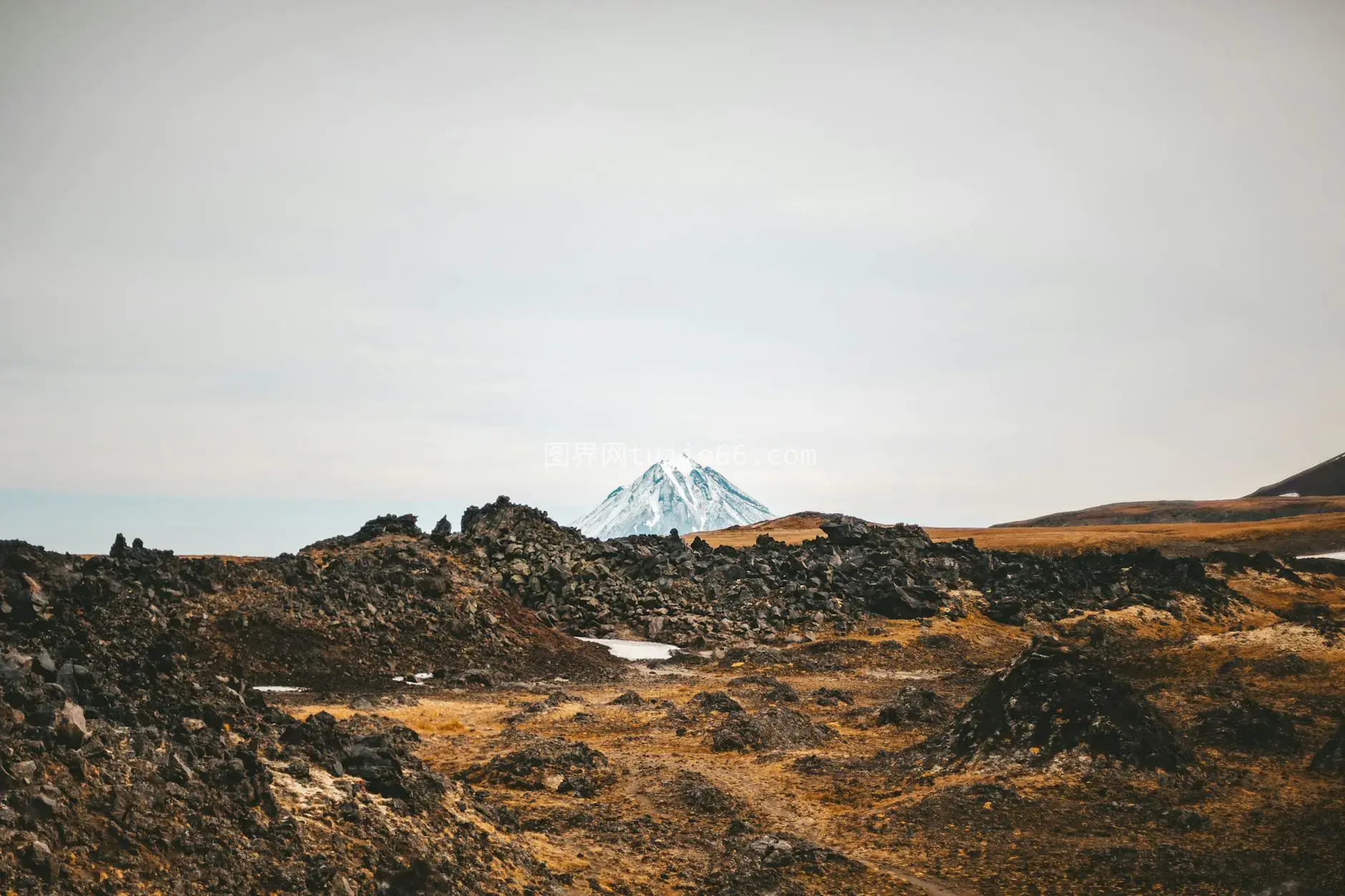 雪山云层火山崎岖图片