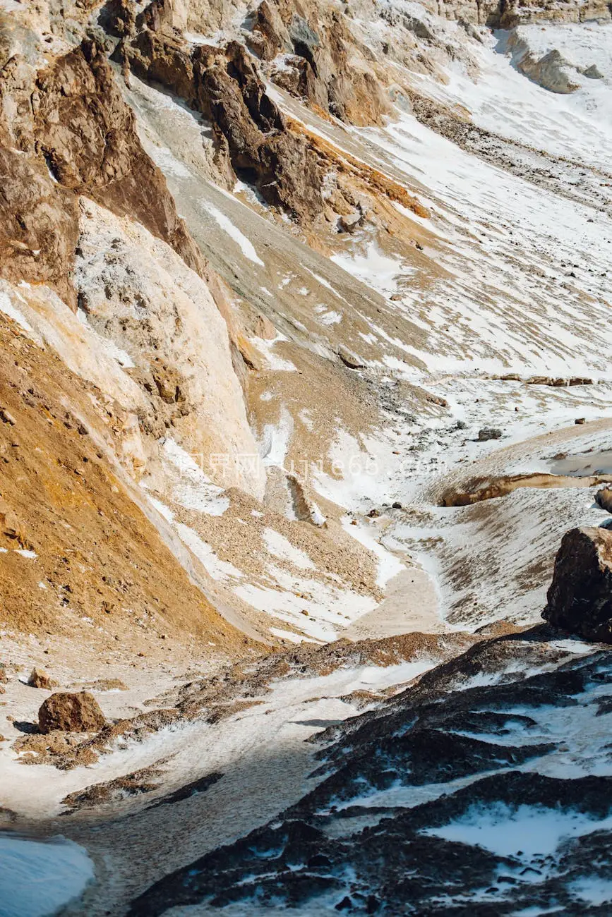 雪覆岩山美如画图片