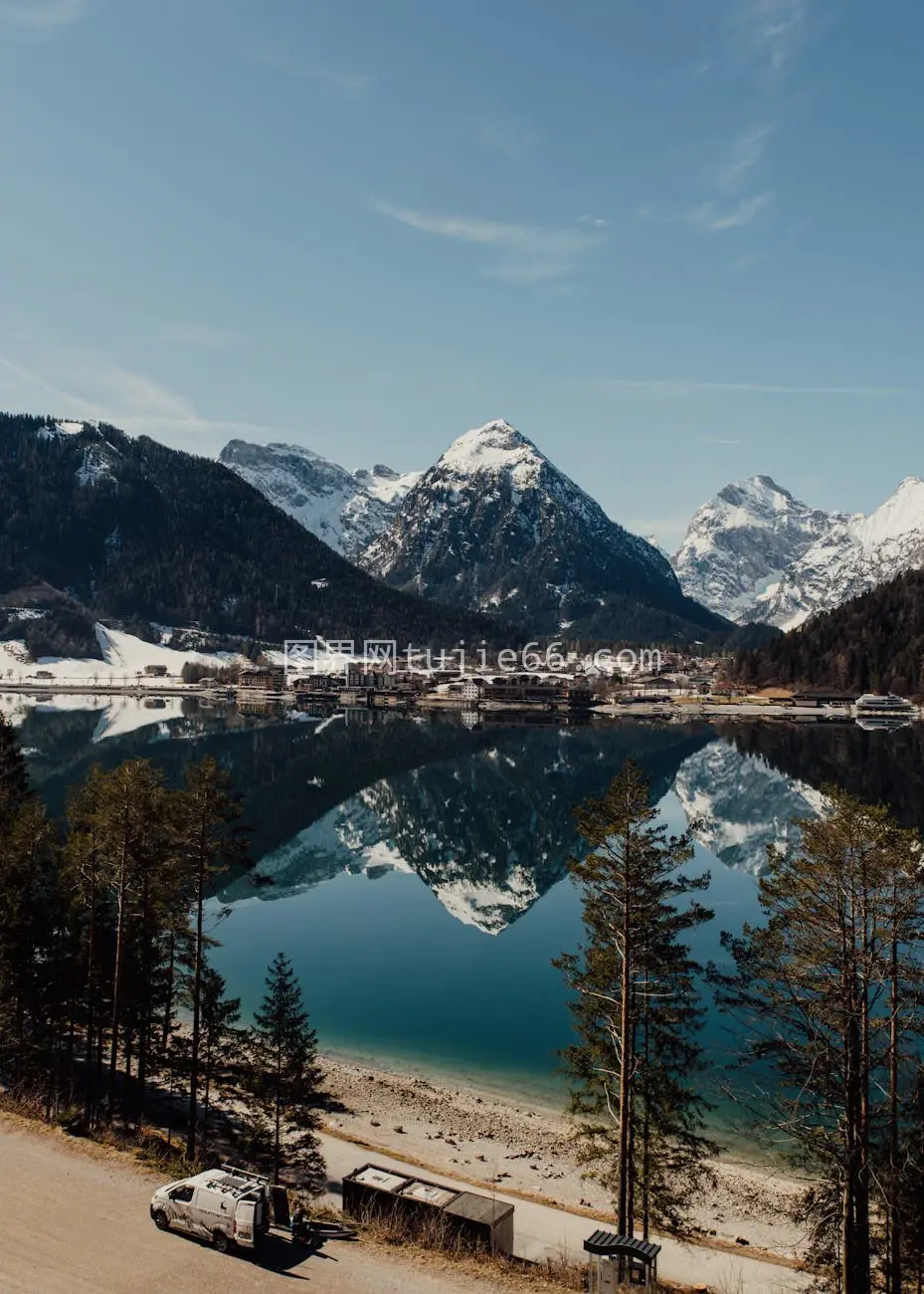 雪覆阿尔卑斯山倒影宁静湖面乡村景致图片