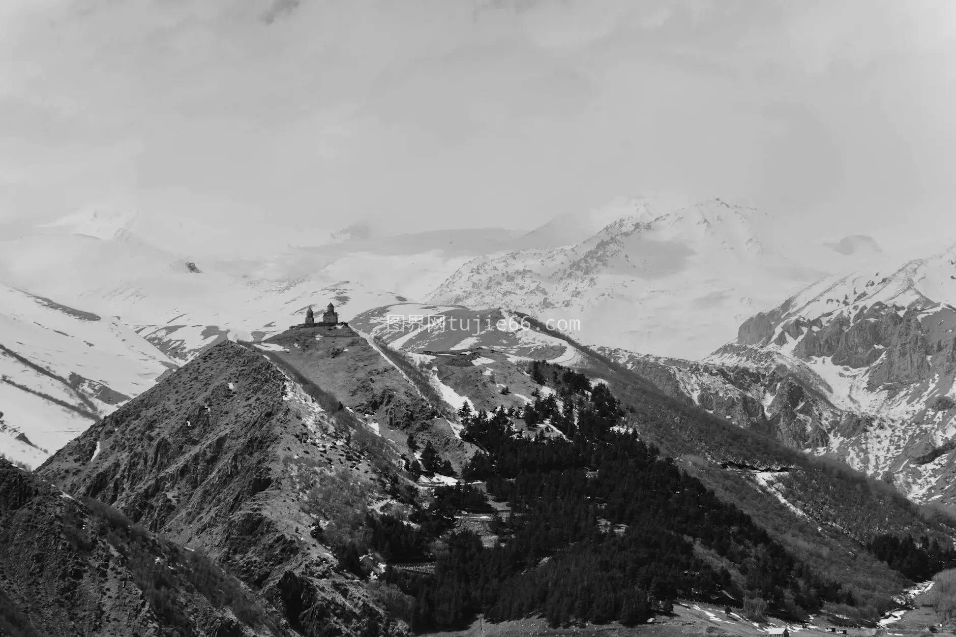 高加索雪山教堂黑白风景图片