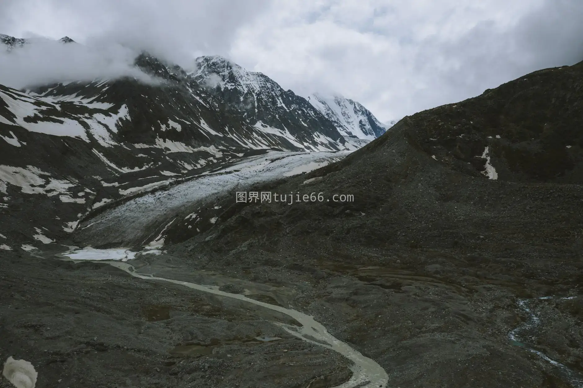 俄罗斯阿勒泰雪山云影图片