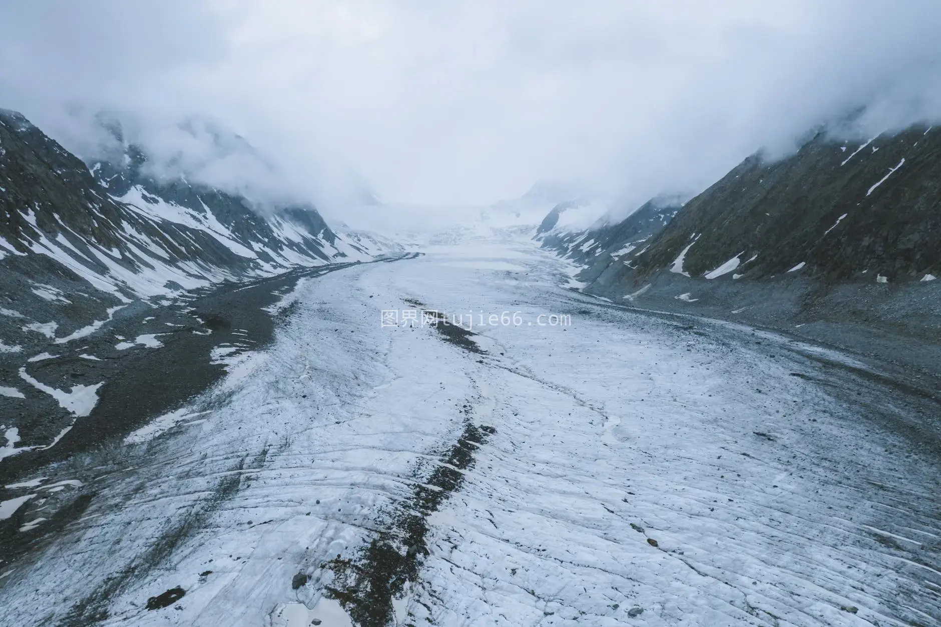 空中俯瞰雪覆阿尔泰山云层环绕图片