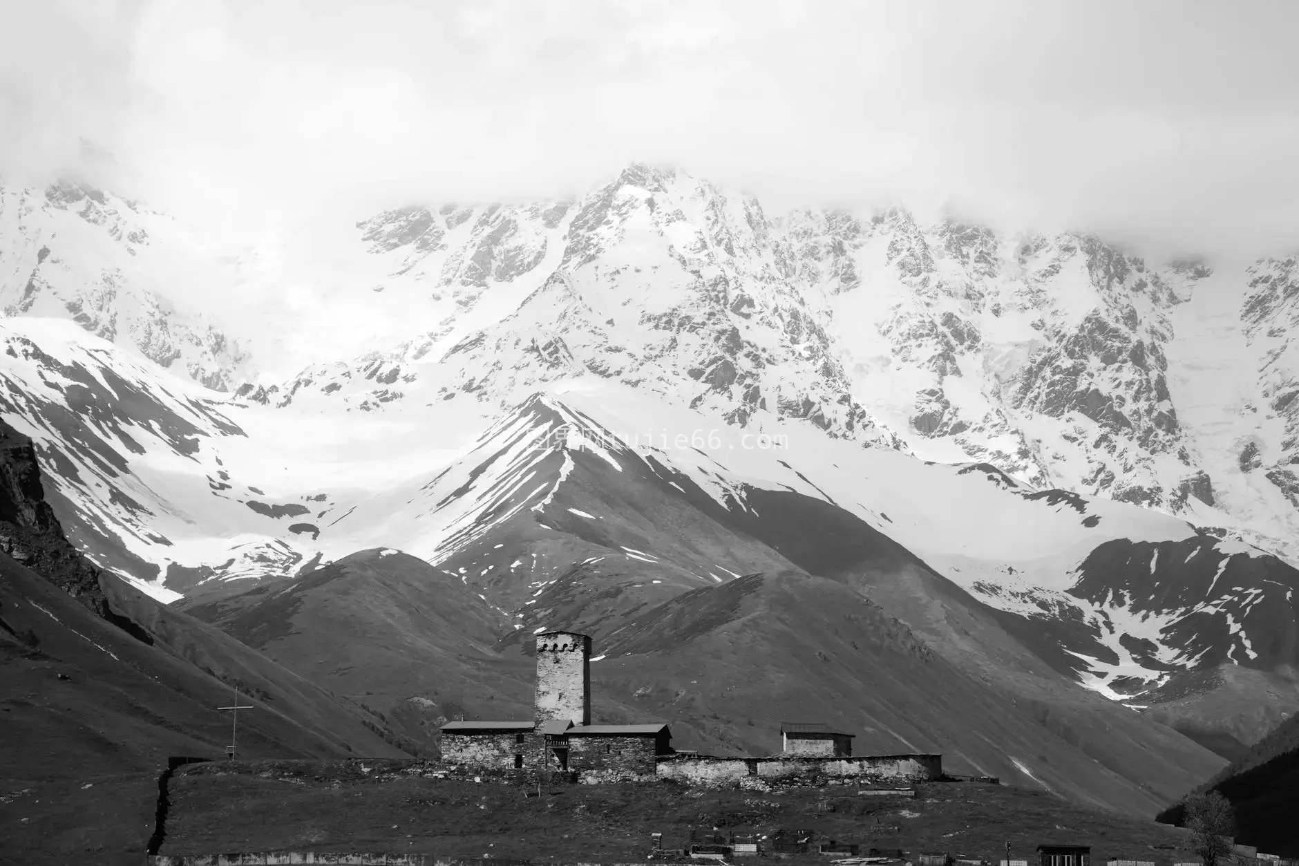 黑白雪山古遗迹雾景图片