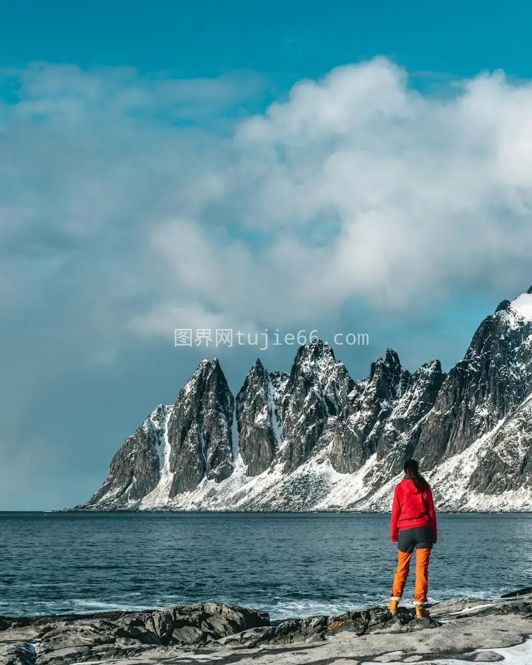 女性海岸雪山冬日美图片