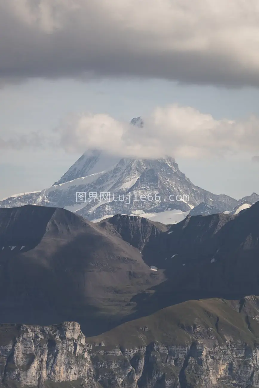 瑞士劳特布鲁嫩雪山顶壮丽景色图片