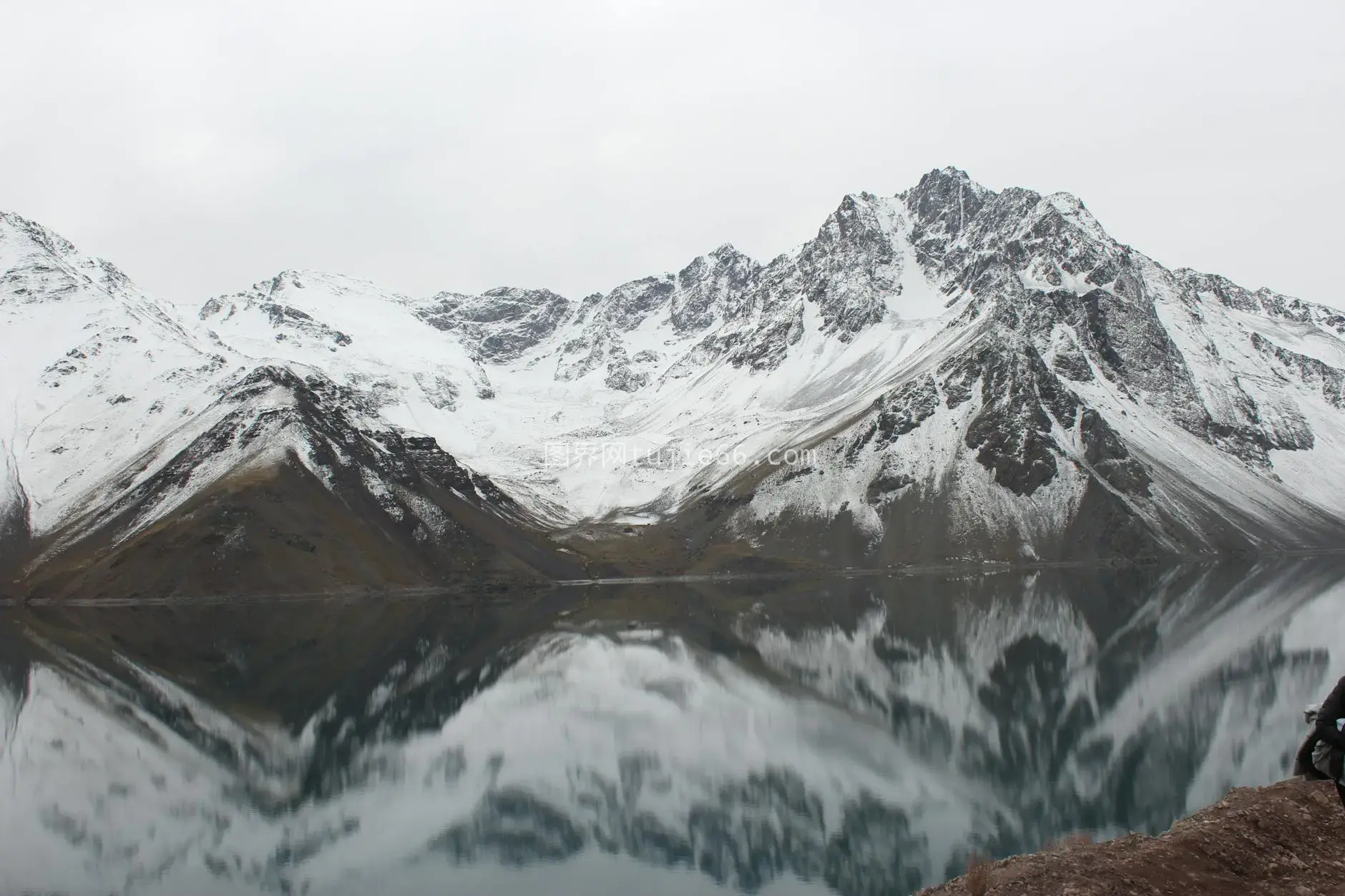 雪山倒影映湖面冬季景致图片