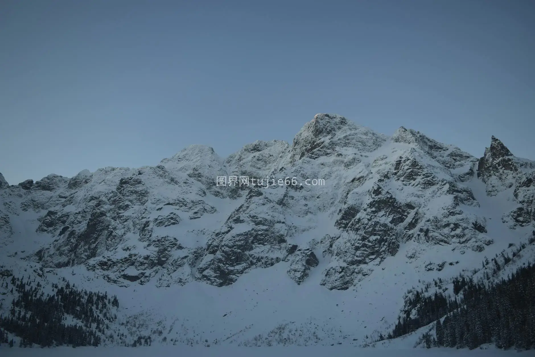 雪山映衬清澈天空中展现冬季美景高地塔特拉图片